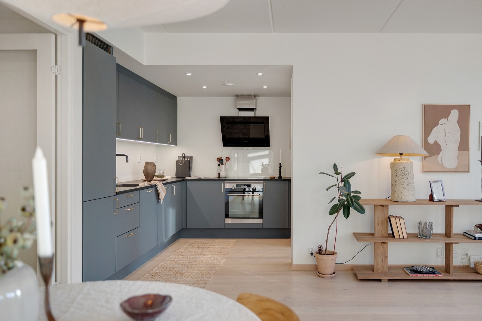 Åpen løsning mellom kjøkken og stue gir en god flyt i boligen Galleribilde