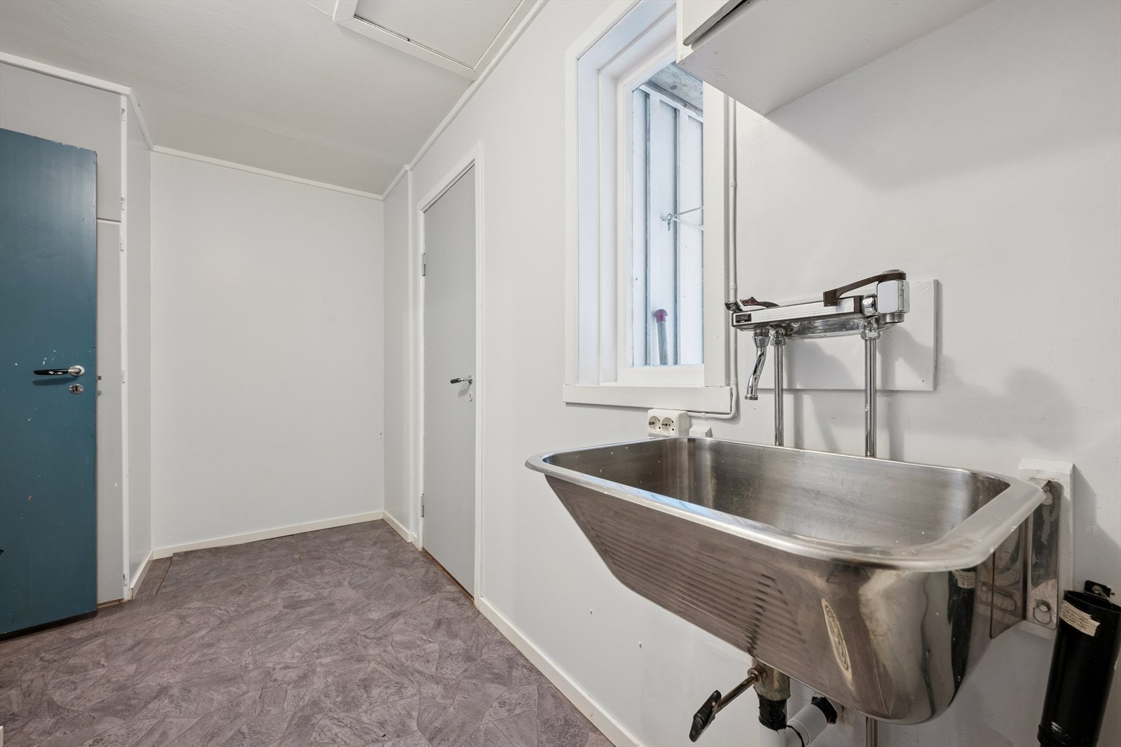 Vaskerom med skyllekar og opplegg for vaskemaskin. ( Ikke godkjent) Galleribilde