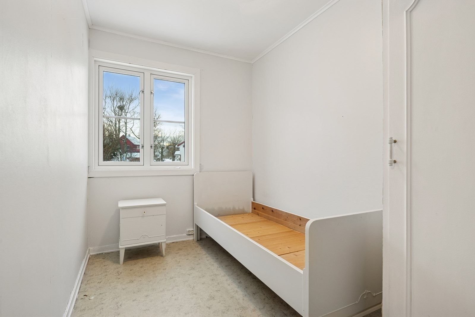 Rommet har plass til enkeltseng og nattbord. Galleribilde