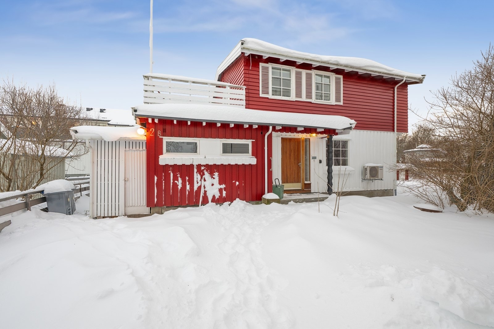 Enebolig fra 1965 over to etasjer med hage. Galleribilde