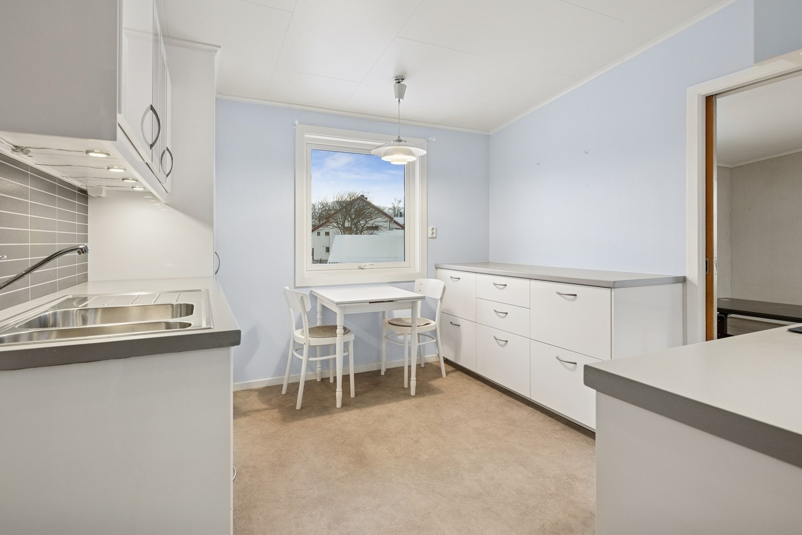 Plass til spisebord ved vinduet gir en praktisk og hyggelig spiseplass på kjøkkenet. Galleribilde