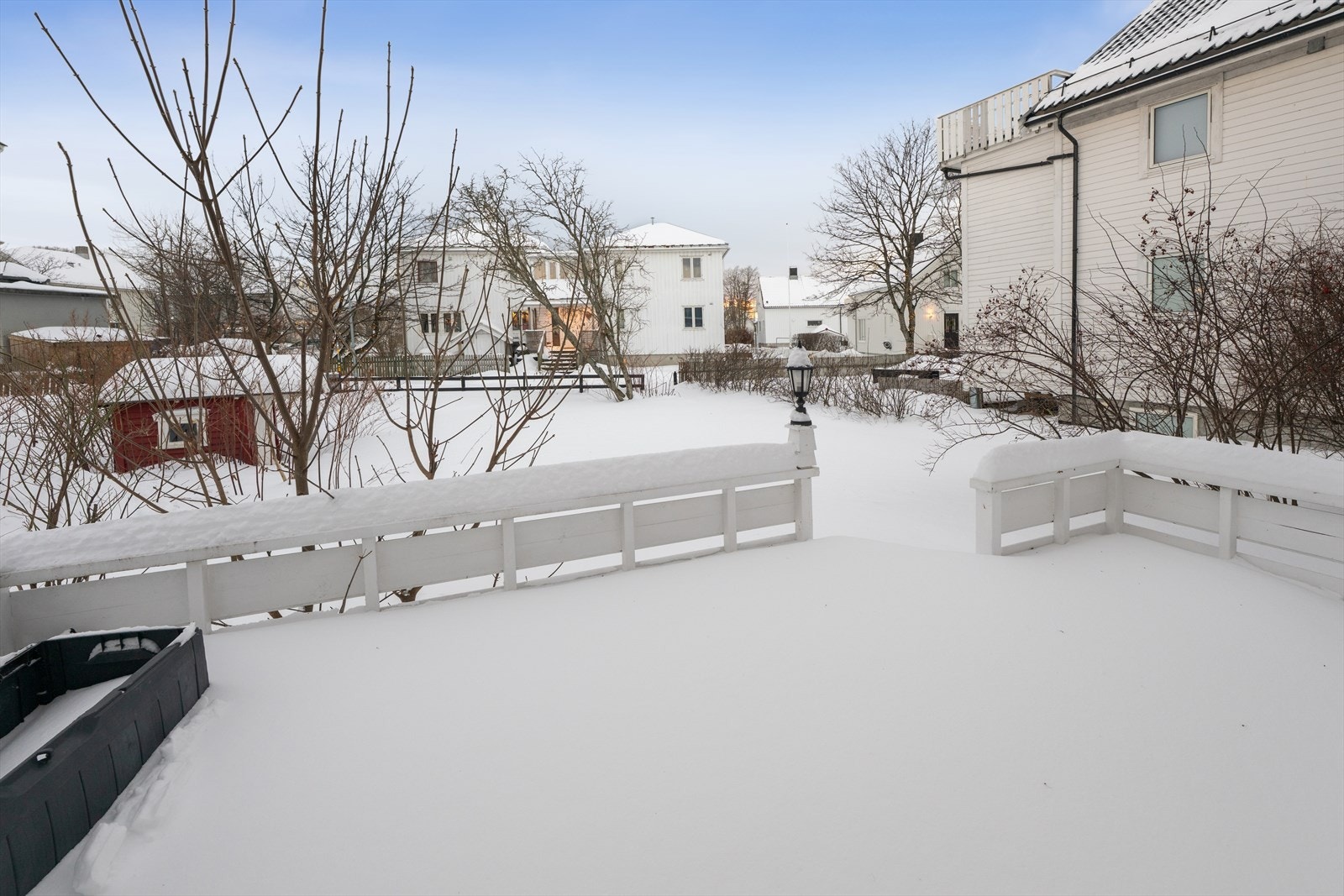 Hagearealet fra lekehytten og ut mot veien er tileggstomt som tilhører denne eiendommen. Galleribilde