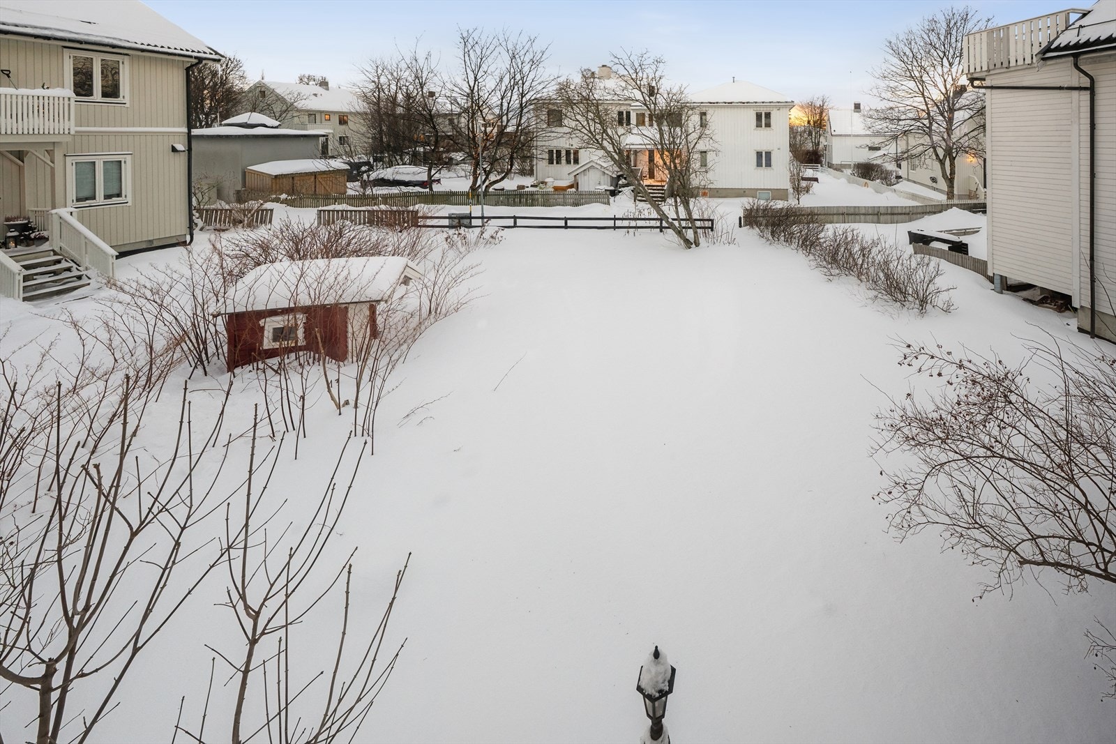 Flat tomt som er opparbeidet med plen og noe beplantning. Galleribilde