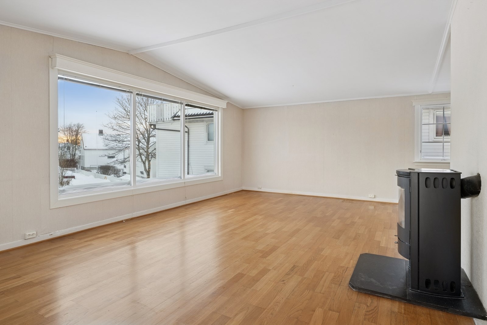 Store vindusflater gir meget godt med naturlig lys inn og hyggelig utsikt til hagen. Galleribilde