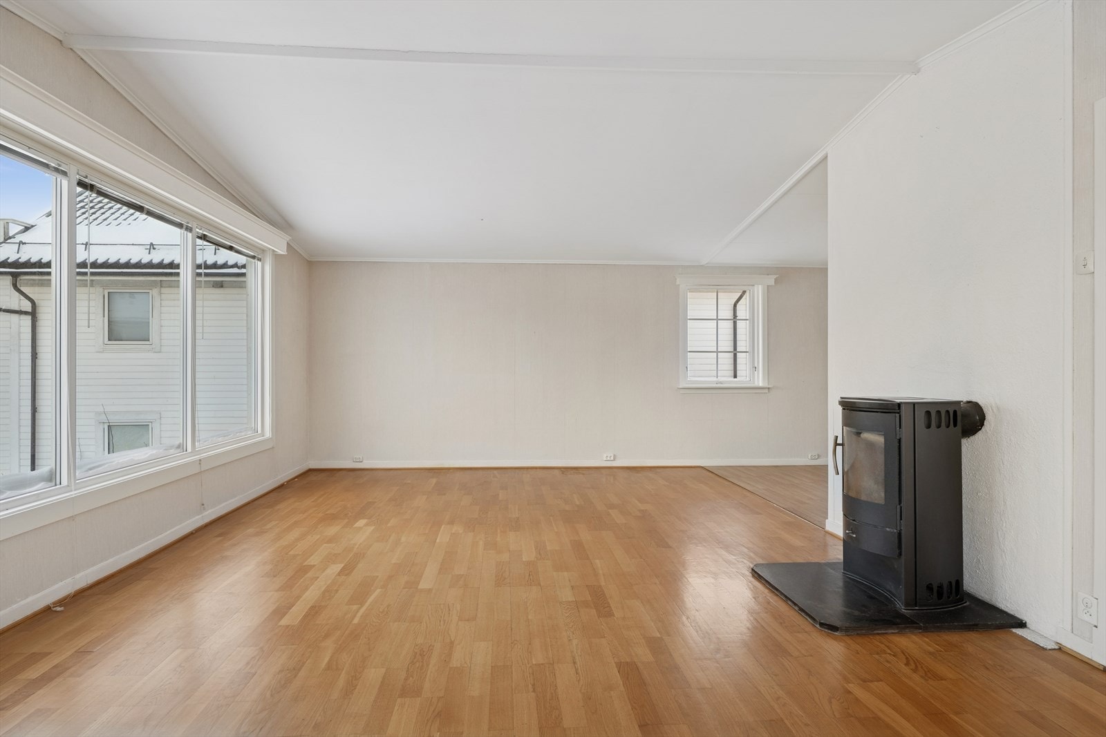 Peisovn i stuen gir god varme og hyggelig stemning på kalde dager. Galleribilde