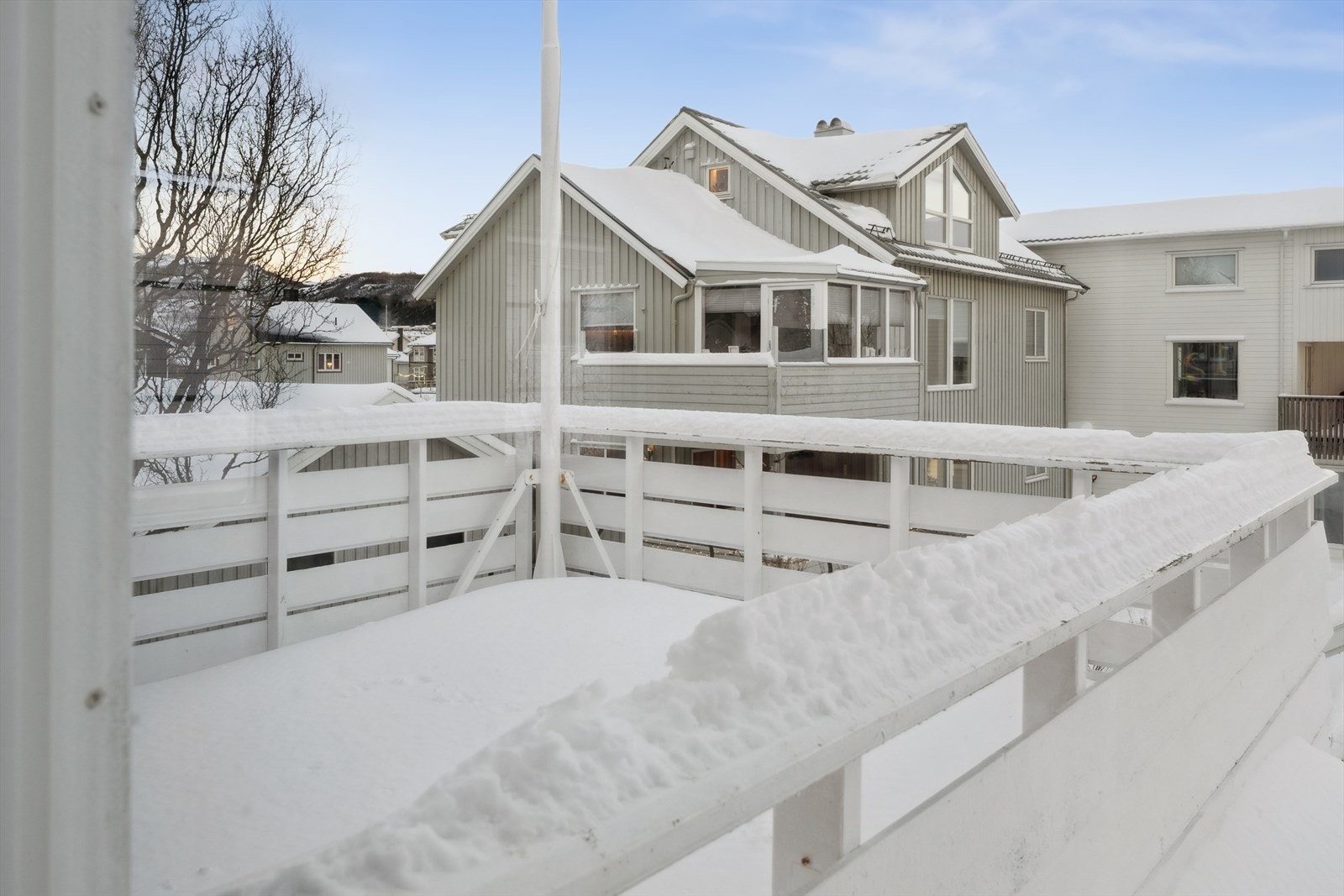 Uteplass ut fra stuen med plass til hagemøbler. Galleribilde
