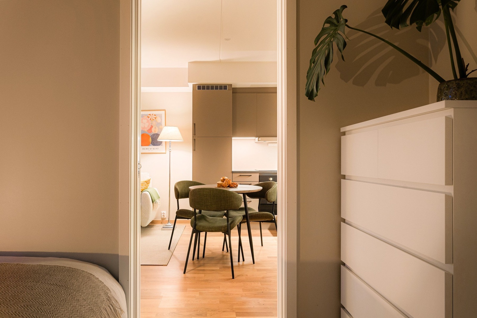 Automatisk vannstoppventil, komfyrvakt og mekanisk ventilator tilkoblet felles avtrekkskanal bidrar til både trygg og moderne kjøkkenhverdag. Galleribilde