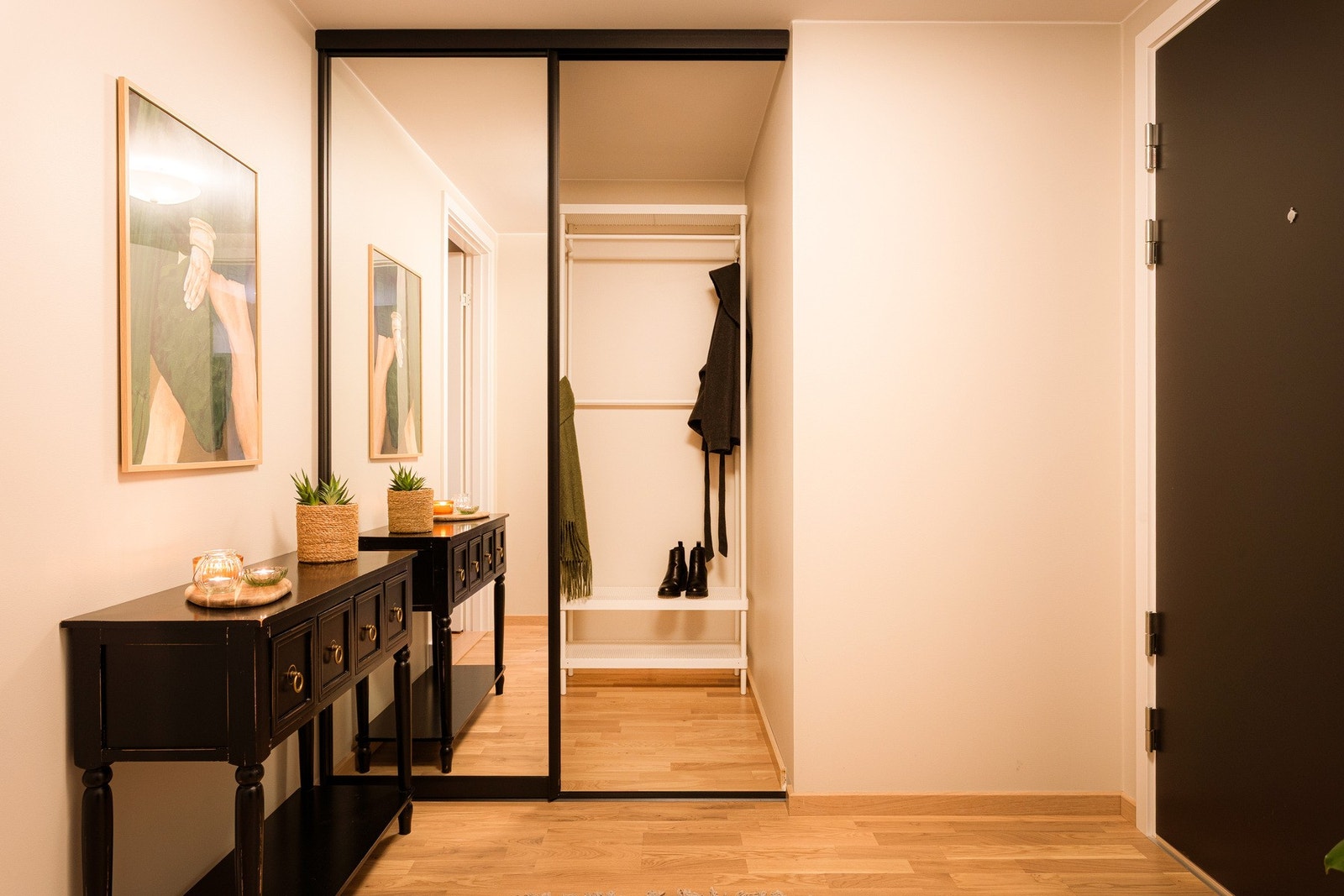 Her er det god plass til både garderobeløsninger og oppheng av yttertøy og sko, noe som bidrar til en ryddig og praktisk hverdag. Galleribilde