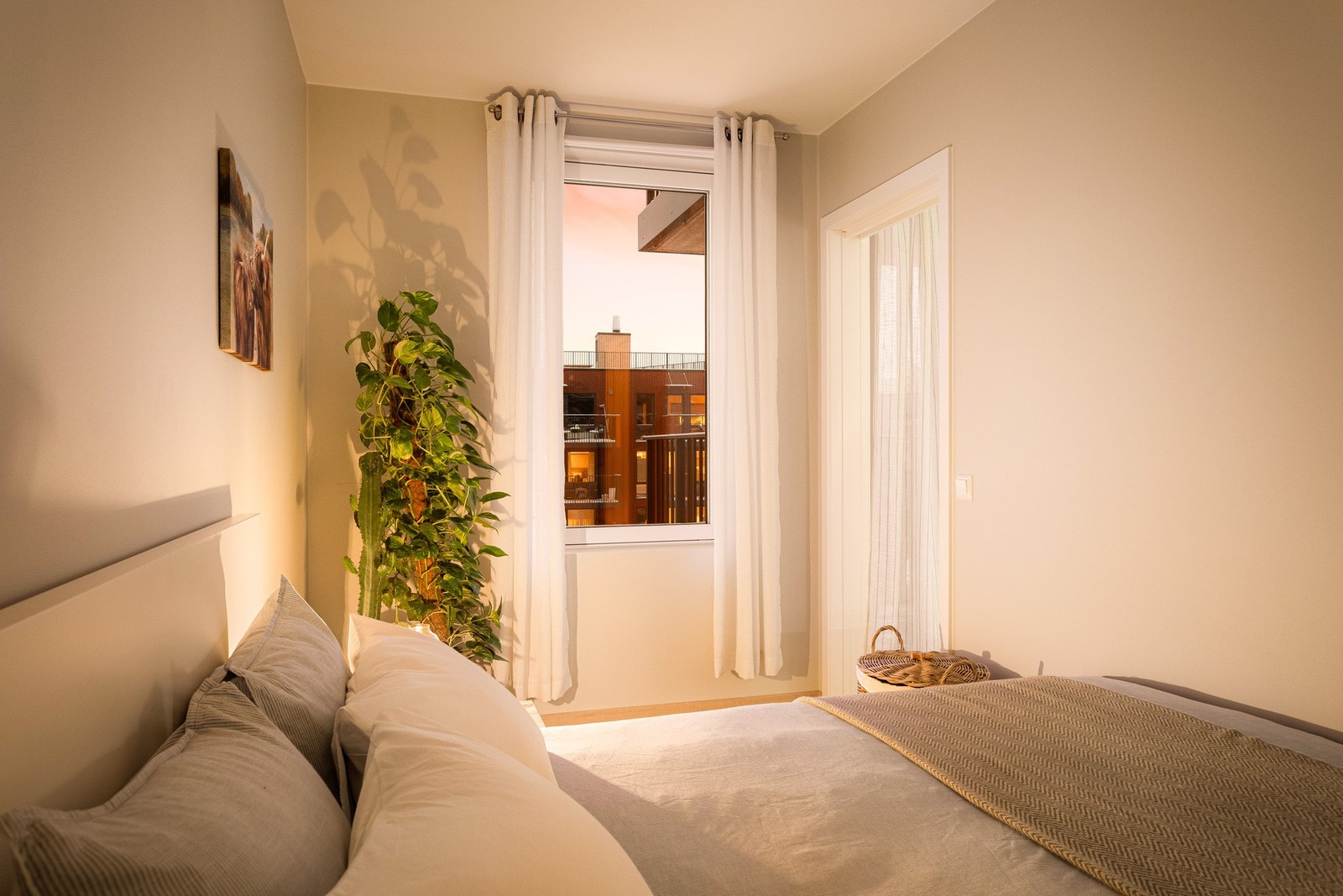 To dører gir fleksibel bruk og bidrar til en god romfølelse, samtidig som planløsningen gir mulighet for ulike møbleringsalternativer. Galleribilde