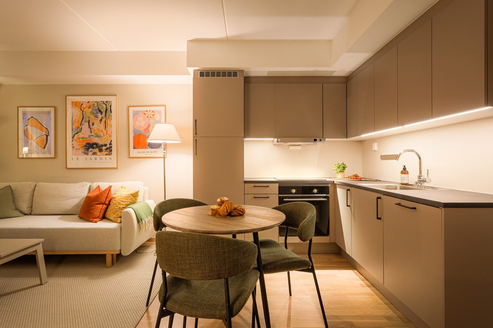 Kjøkkenet ligger i åpen løsning mot stuen og er innredet med en moderne kjøkkeninnredning med slette fronter og laminat benkeplate fra 2024. Galleribilde