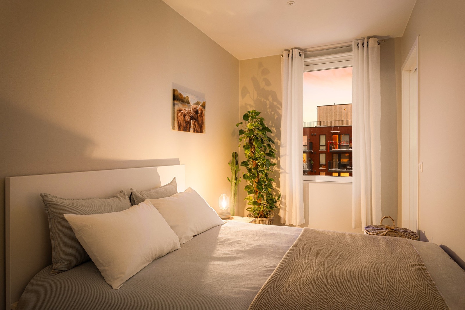 Leiligheten har et lyst og trivelig soverom med en god og praktisk utforming. Galleribilde