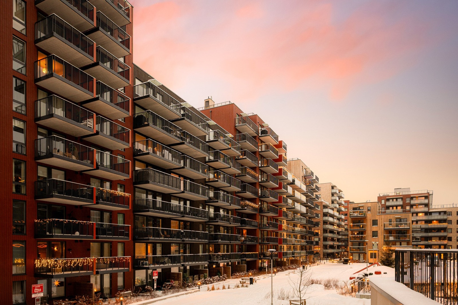 Det er kort avstand til servicefasiliteter og butikker på Triaden rett over veien hvor du har tilgang til alt du måtte trenge som, apotek, klesbutikker, interiørbutikker, frisør, matbutikk, treningssenter osv. Galleribilde