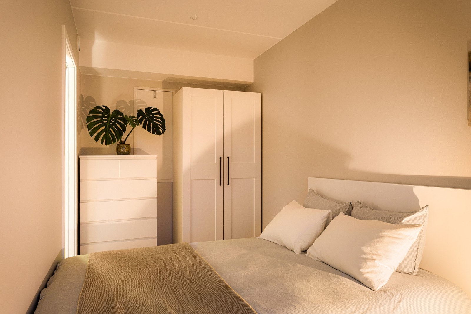 Rommet gir plass til dobbeltseng, nattbord og ønsket oppbevaringsløsning. Galleribilde