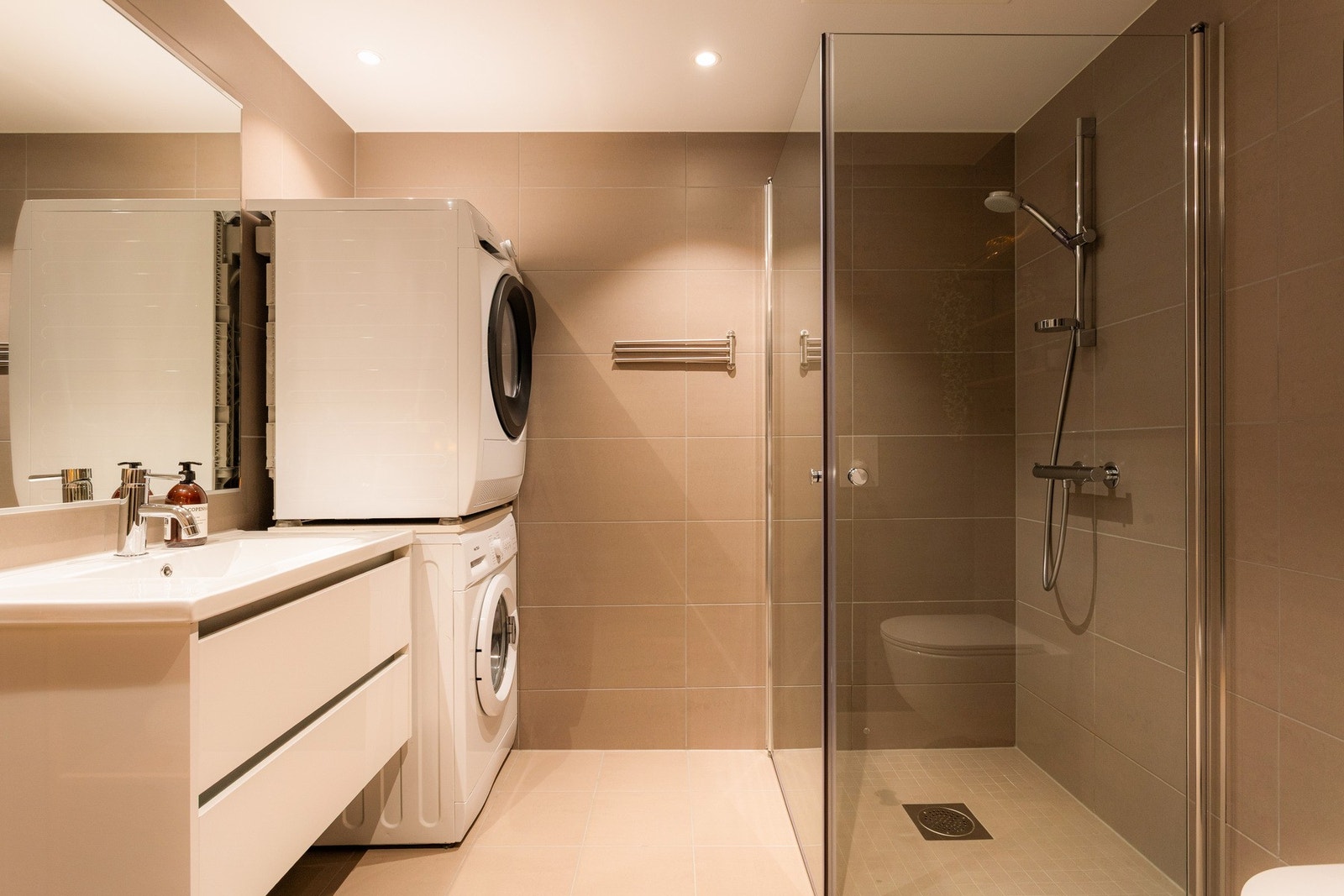 Delikat og moderne baderom fra 2024, utført med flislagt gulv med gulvvarme og flislagte vegger. Galleribilde