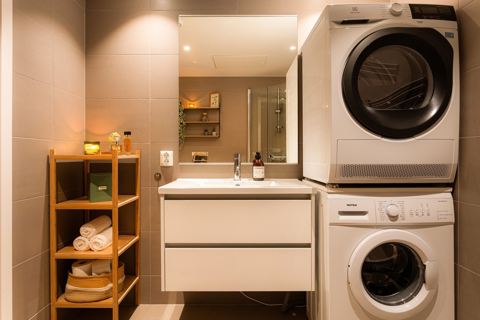 Videre er det vegghengt toalett med innebygd sisterne, opplegg for vaskemaskin og avtrekksventil i himling tilkoblet felles avtrekkskanal. Galleribilde