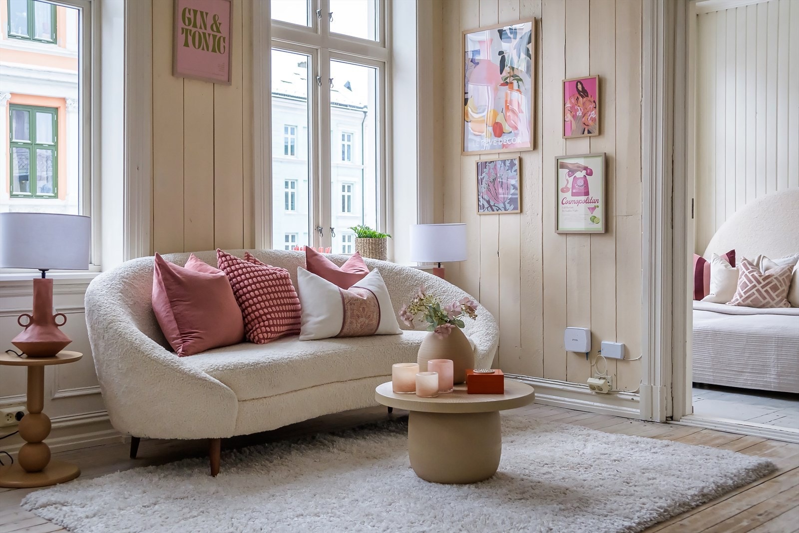 Leiligheten har en lys og luftig stue med plass til sofagruppe og tv-møblement. Galleribilde