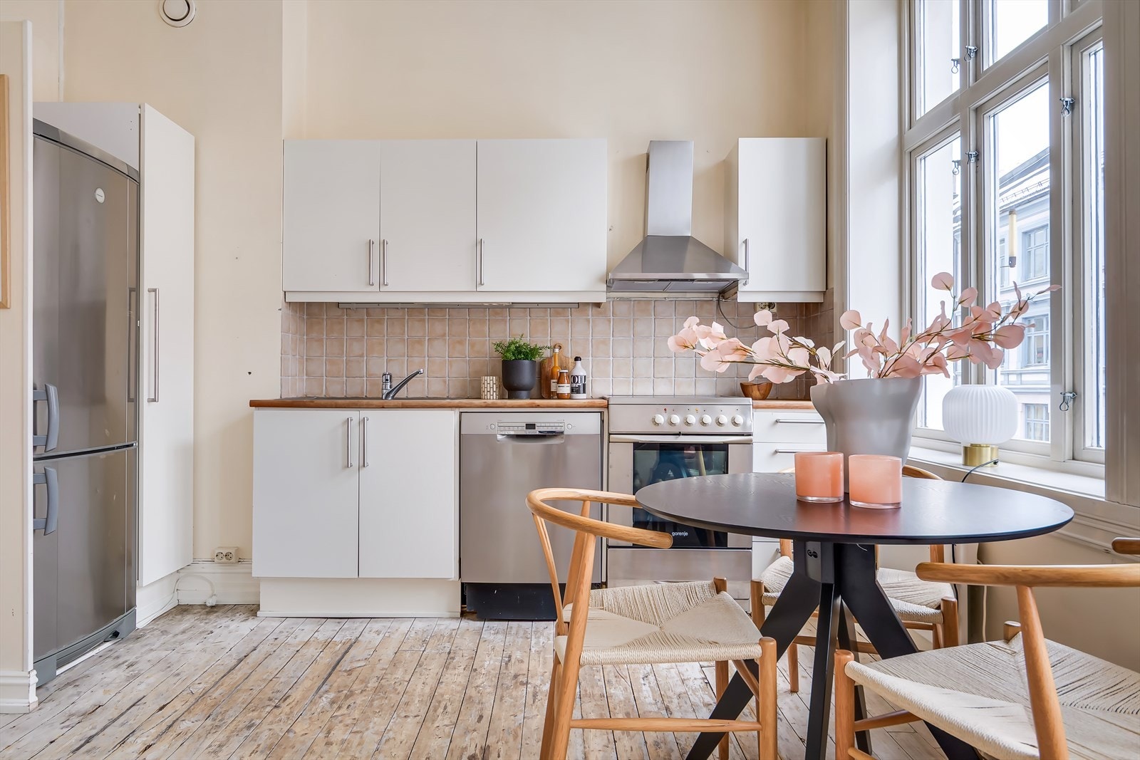 Åpen stue- og kjøkkenløsning med plass til spisebord. Galleribilde