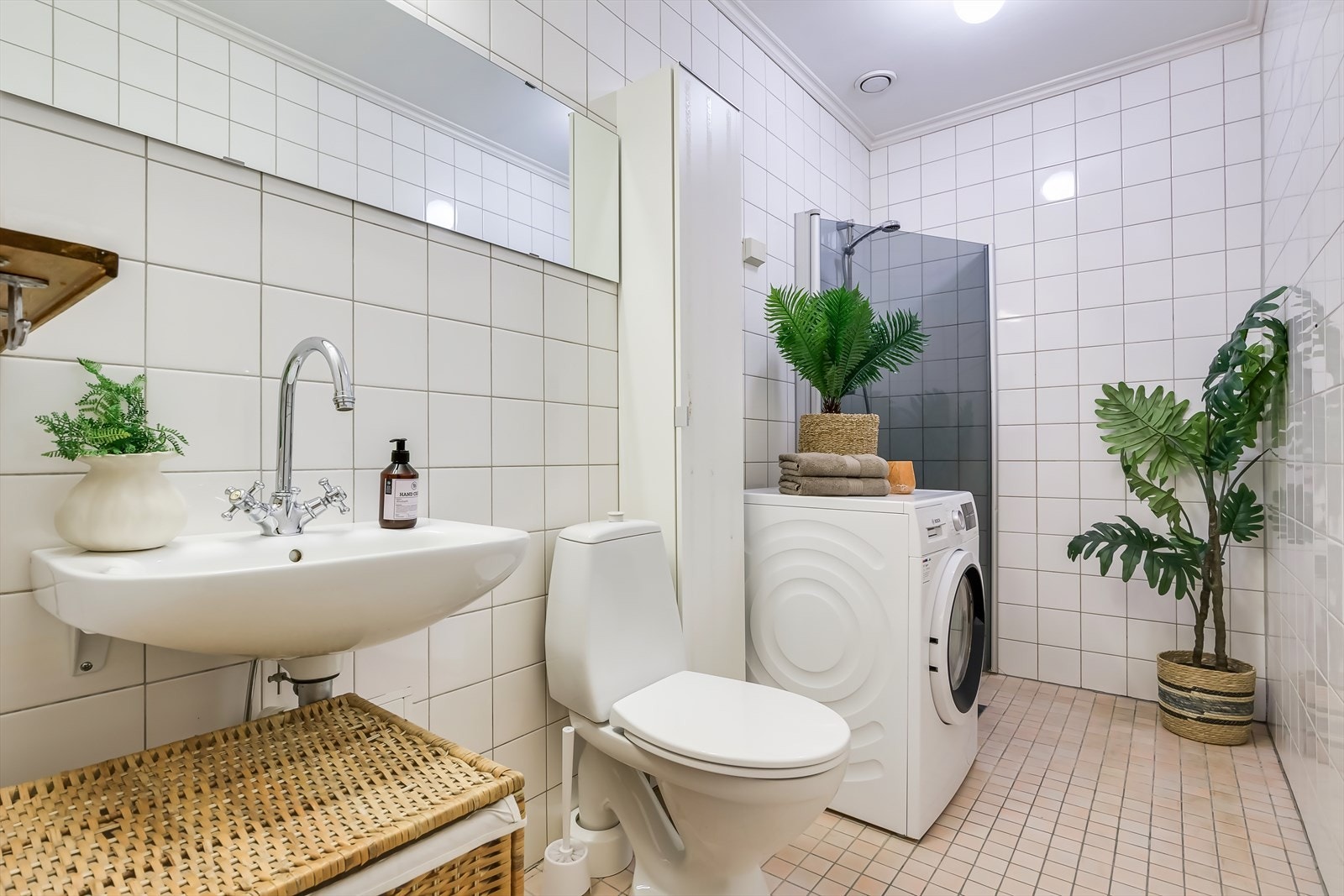 Flislagt bad med varmekabler og opplegg for vaskemaskin. Galleribilde