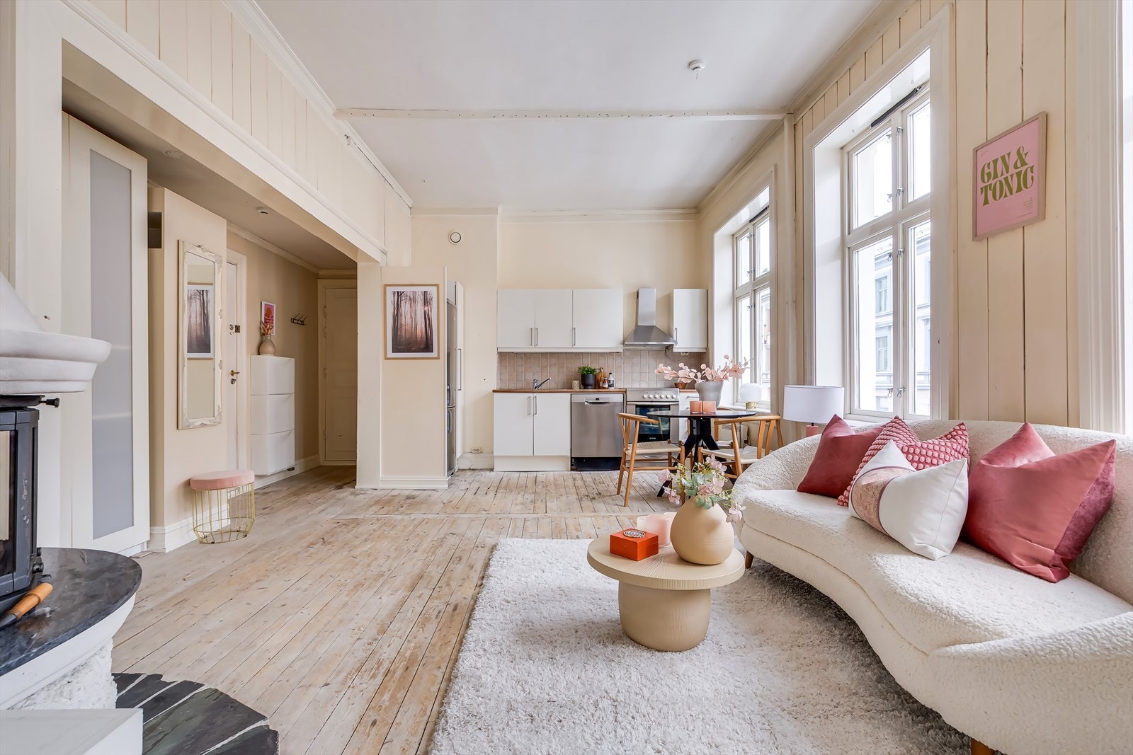 Stuen inneholder flotte detaljer som rosett, store vindusflater og murt peis som varmer godt på kaldere dager og gir en lun atmosfære. Galleribilde