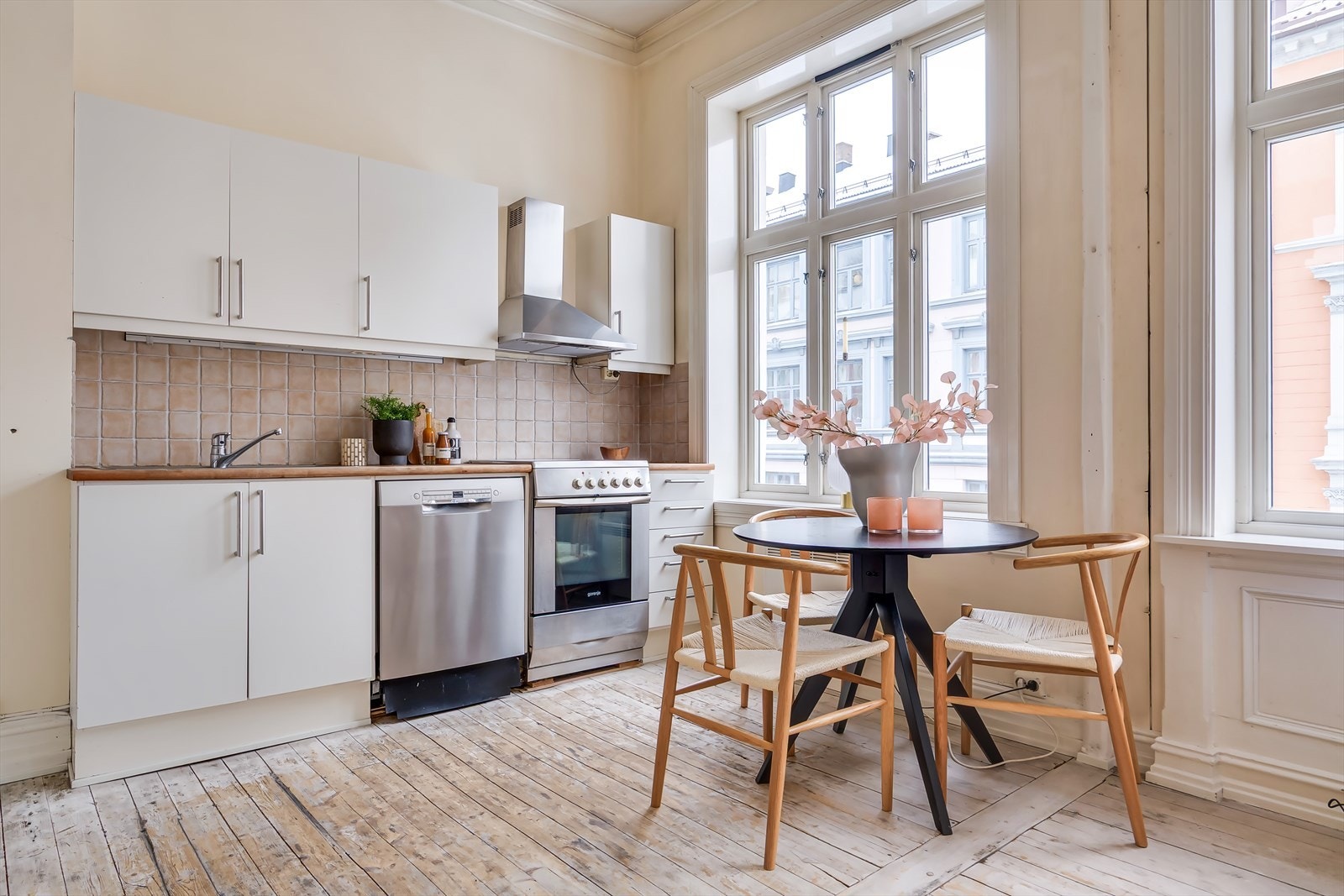 Kjøkkenet har rikelig med skapplass, og store vindusflater som gir rommet en lys og innbydende atmosfære. Galleribilde