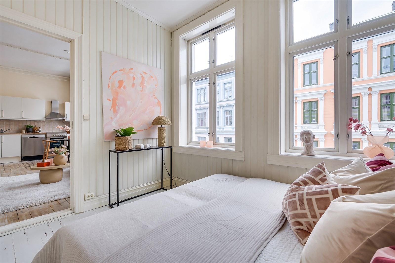 Klassiske store vindusflater og god takhøyde. Rommet vender mot rolig sidegate. Galleribilde