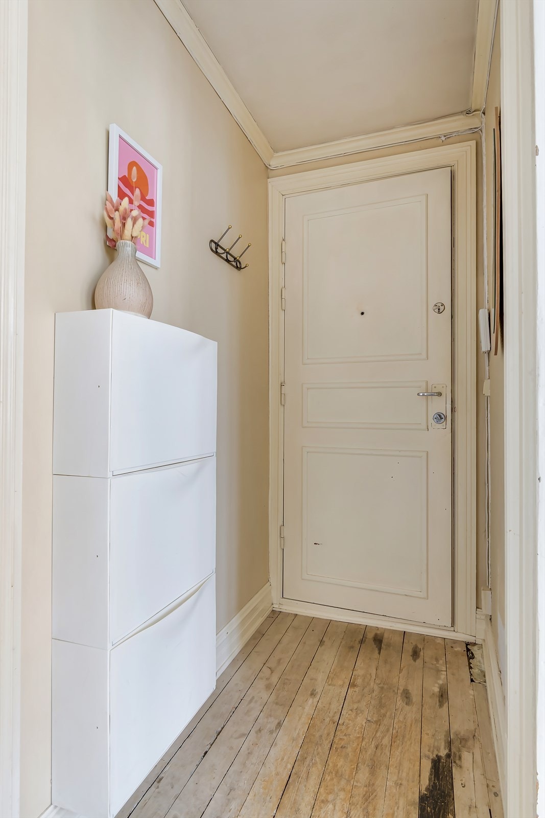 Lys og innbydende entré med praktisk plass til sko og yttertøy. Galleribilde