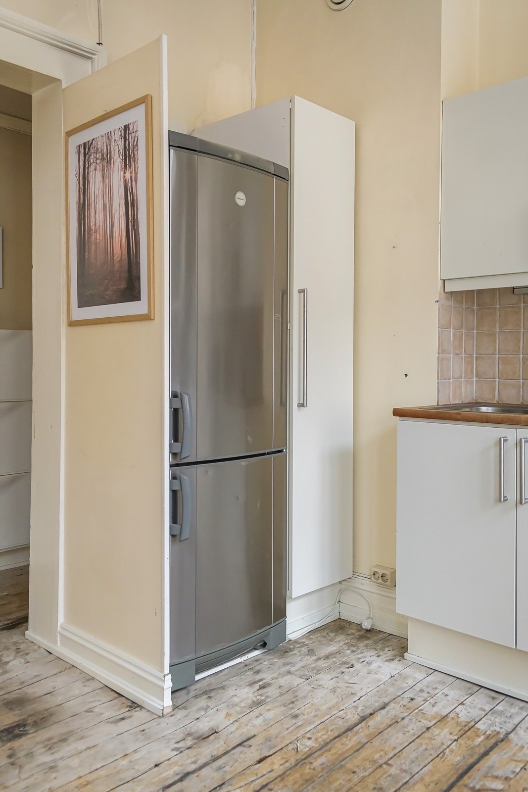 Det er frittstående hvitevarer som kjøl-/fryseskap og oppvaskmaskin. Galleribilde