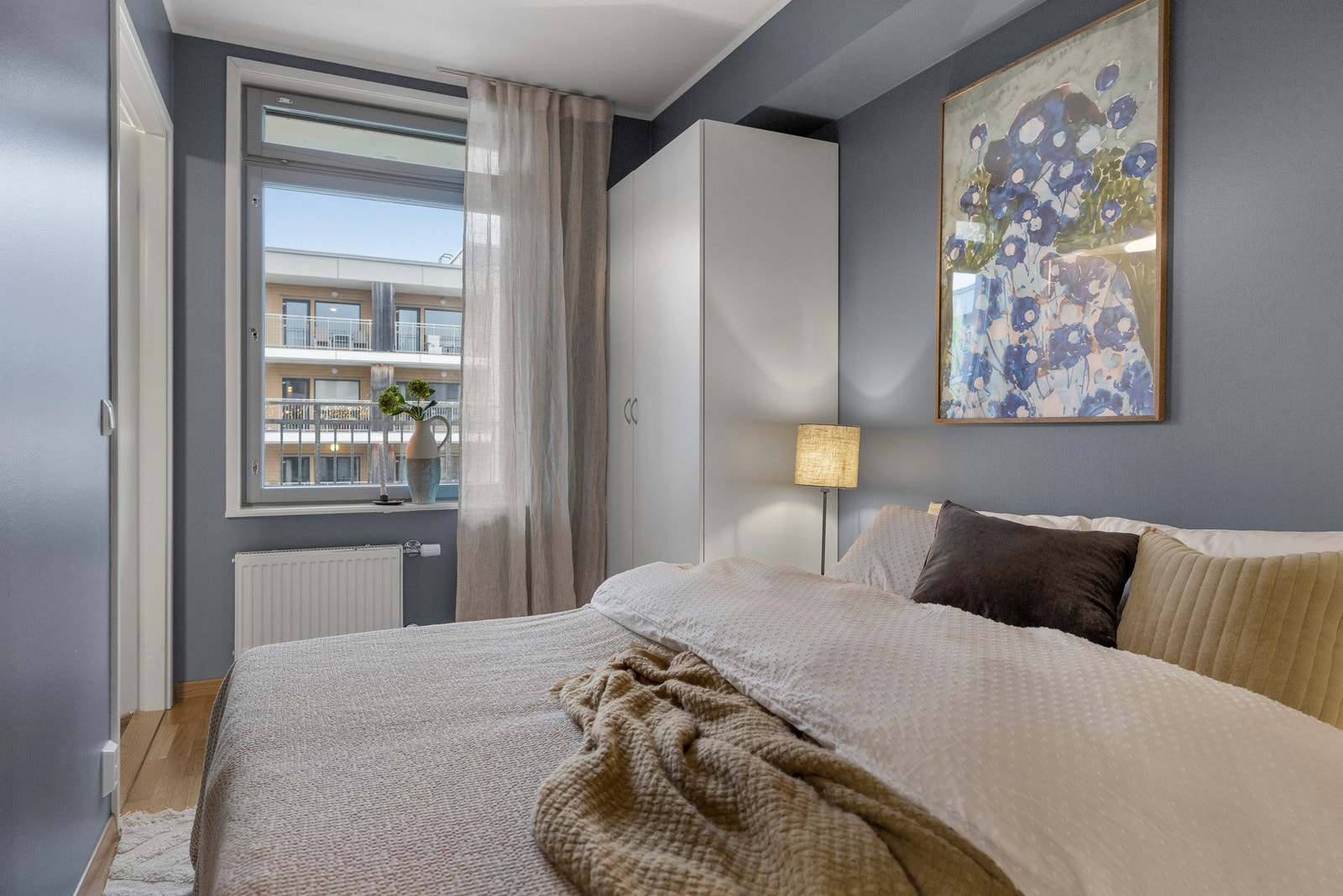 Soverommet vender inn mot den rolige bakgården. Galleribilde