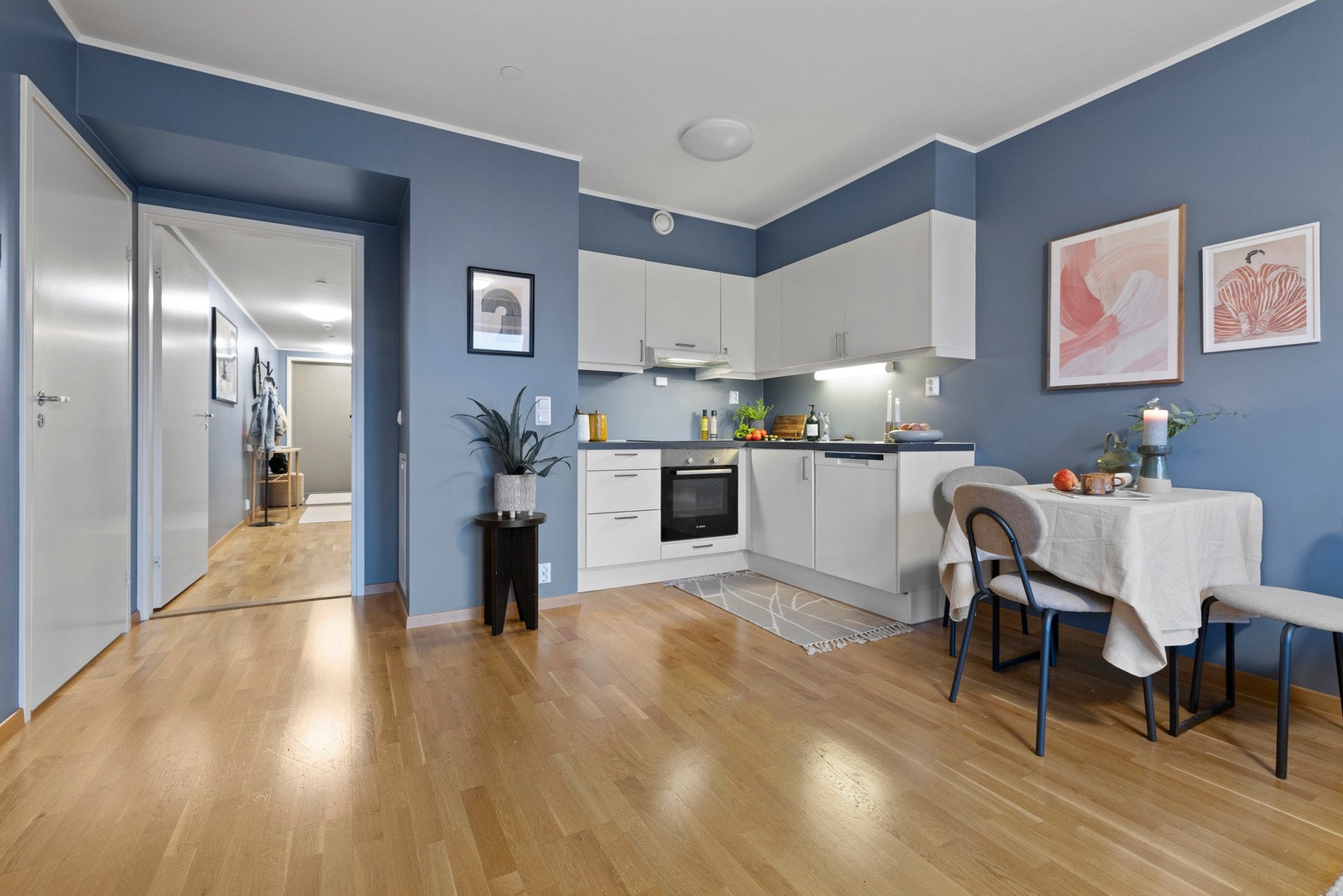 Stuen har moderne og sosial åpen kjøkkenløsning. Galleribilde