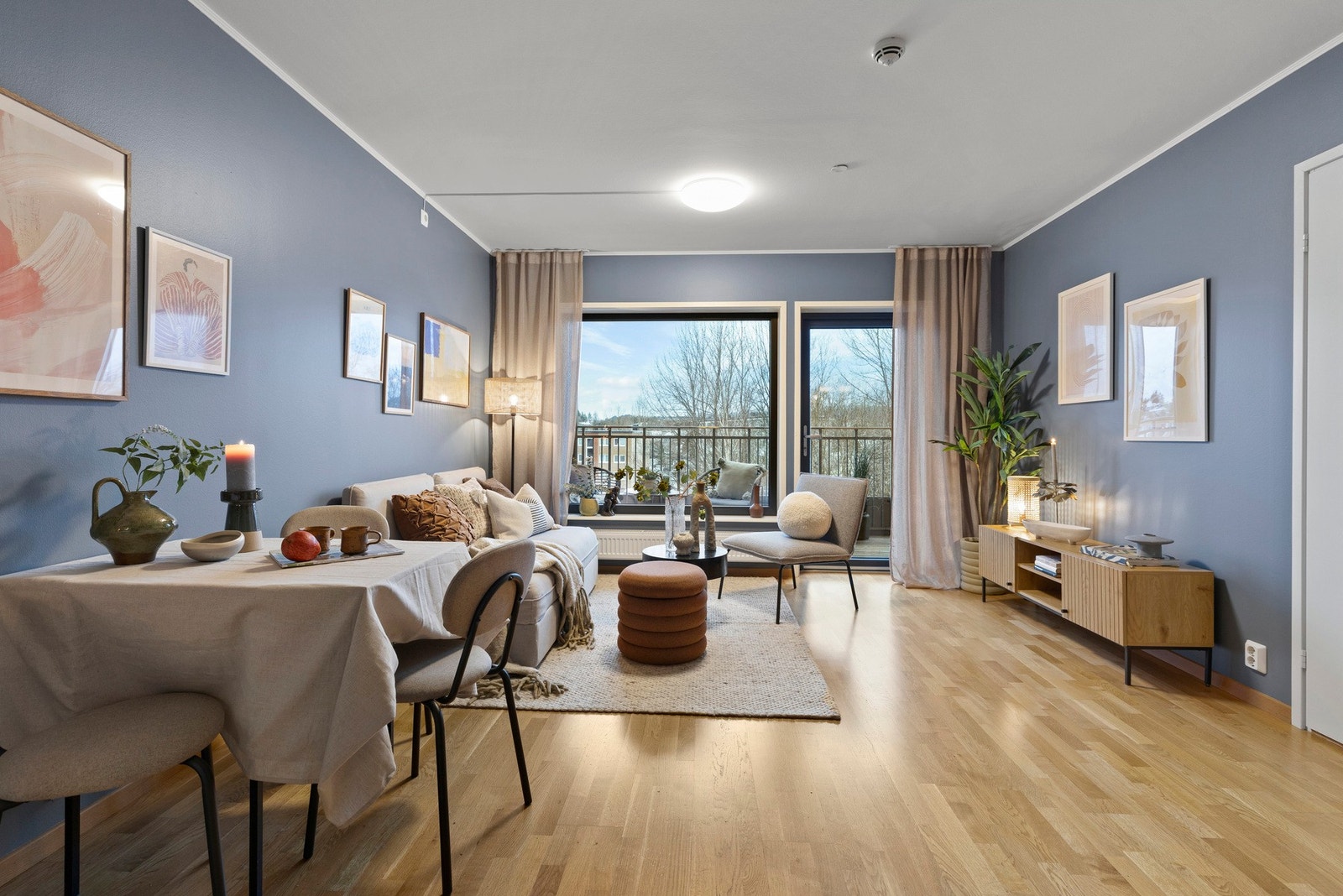 Stuens gode utforming gjør det enkelt å møblere med både spisebord og sofagruppe. Galleribilde