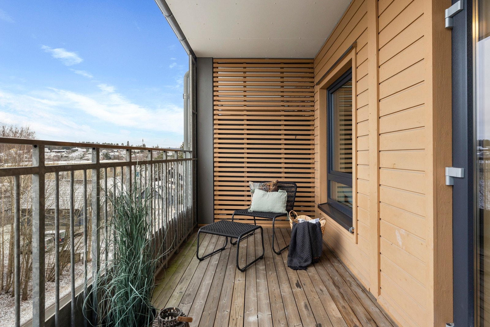 Det er god plass til utemøblement, planter og grill. Galleribilde