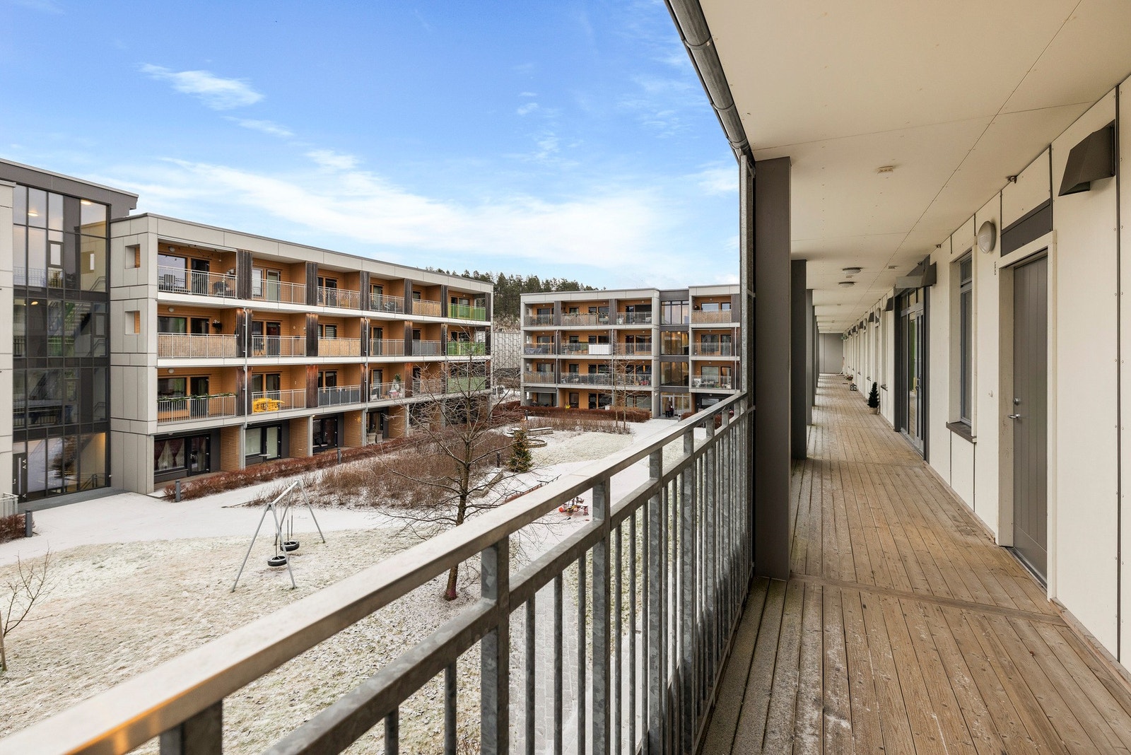 Adkomst til leiligheten via svalgang. Galleribilde