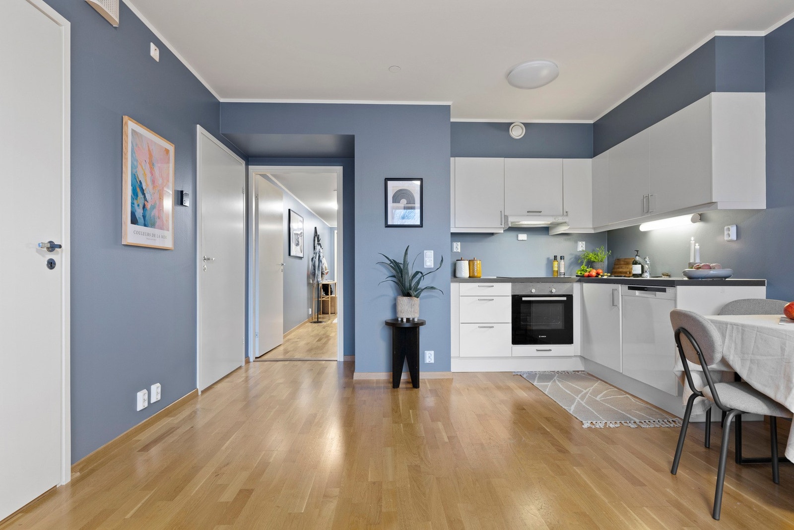 Kjøkkenet har integrert stekeovn og keramisk platetopp. Galleribilde