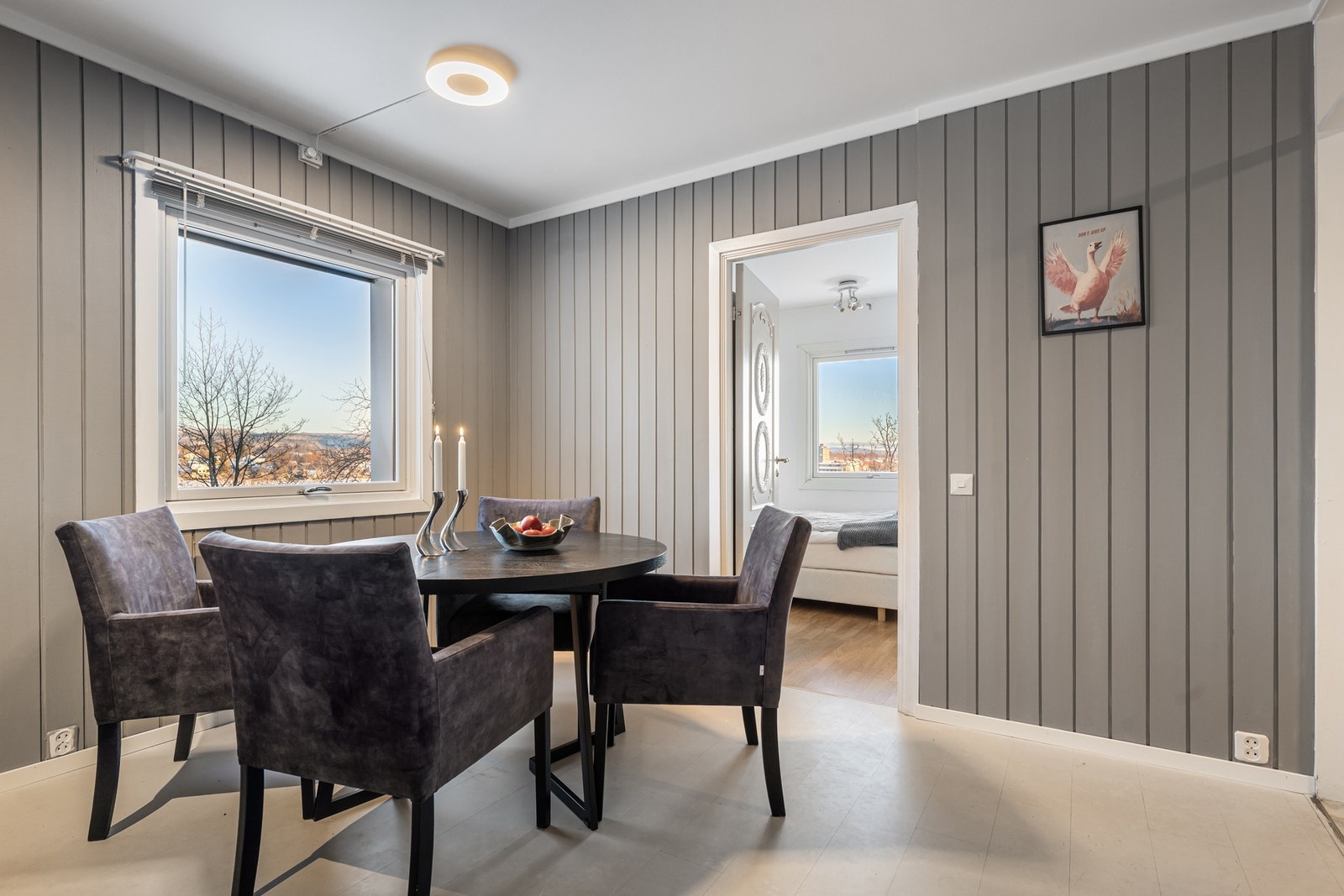 Kommer det mange gjester på besøk er det plass til å dekke langbord her. Galleribilde