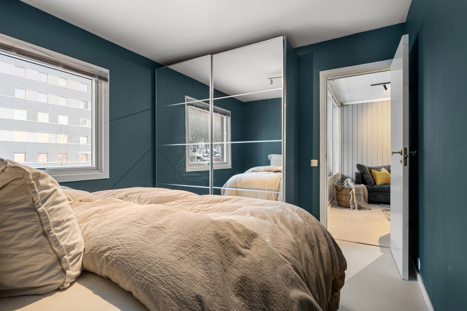 Det er også plass til en romslig skyvedørsgarderobe som gir effektiv oppbevaring. Galleribilde