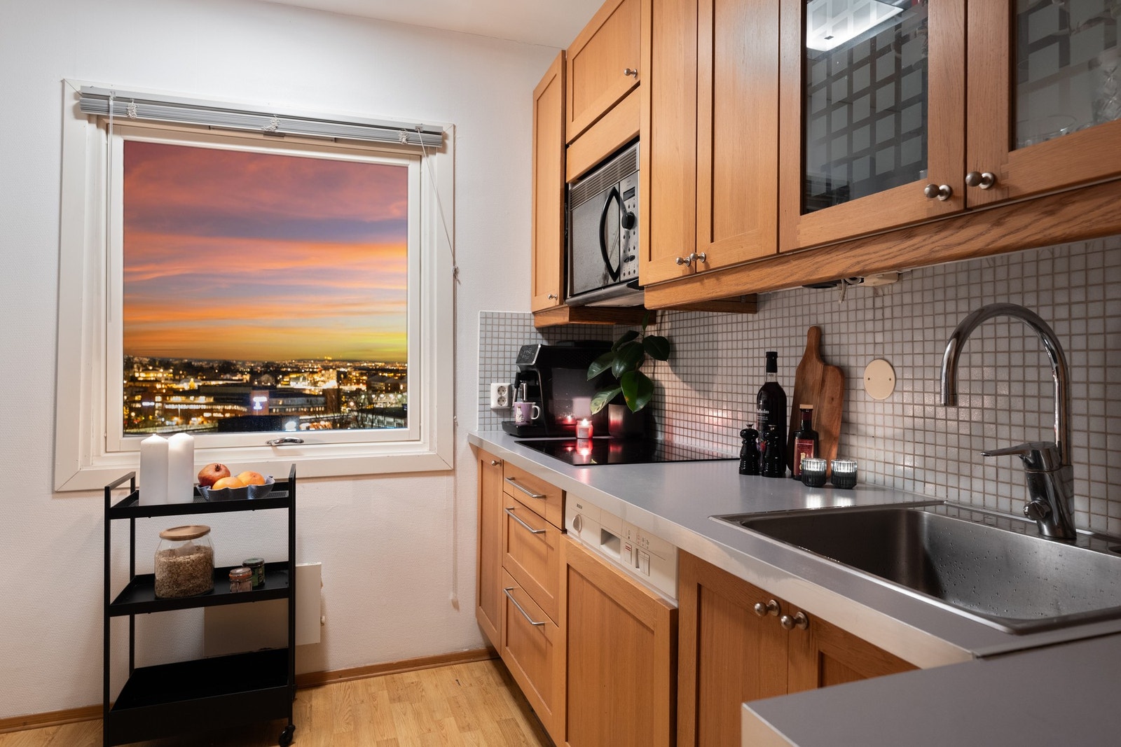 Kjøkkenet har integrerte hvitevarer; platetopp, stekeovn, oppvaskmaskin og micro. Galleribilde