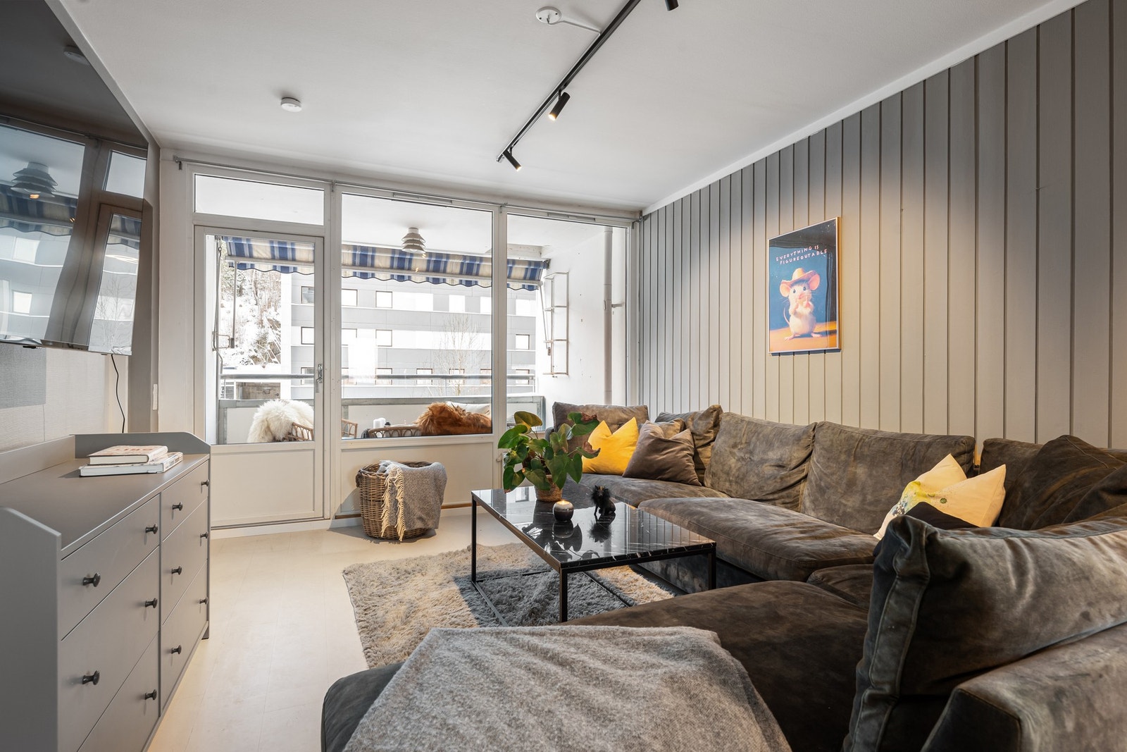 Stuen lar seg enkelt møbleres med både sofagruppe og TV-møbel - et perfekt samlingspunkt for avslapning og hygge. Galleribilde