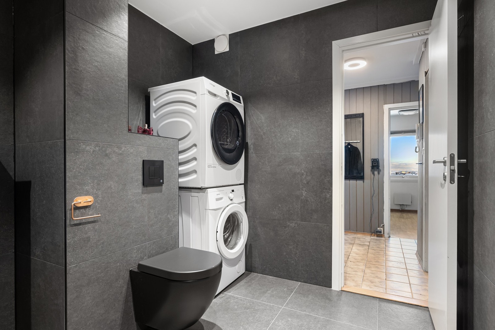 Et baderom som kombinerer komfort, design og funksjonalitet. Galleribilde