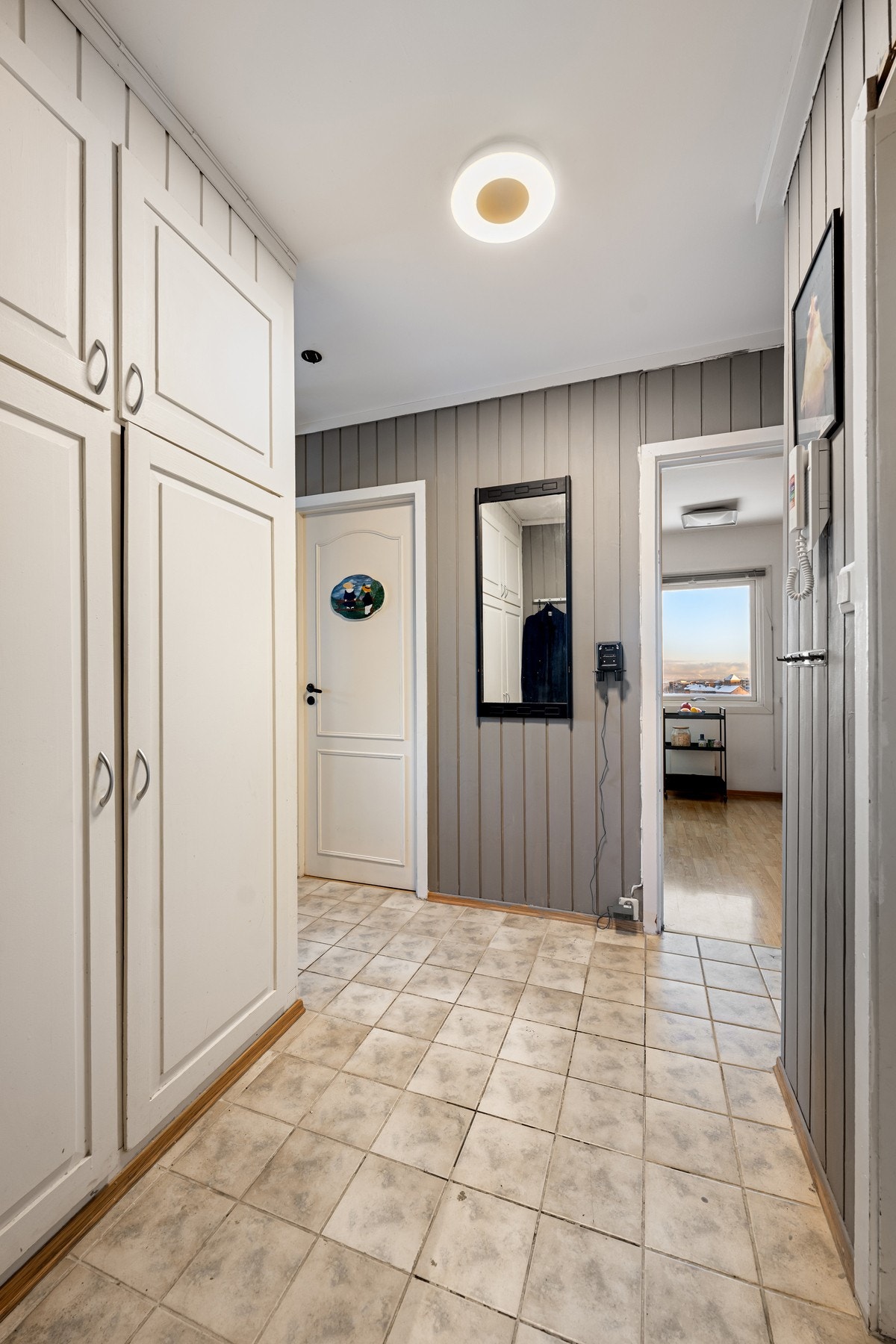 I entreen finner du en praktisk garderobe med god plass til ytterklær og sko, samt rom for å ta imot gjester. Galleribilde