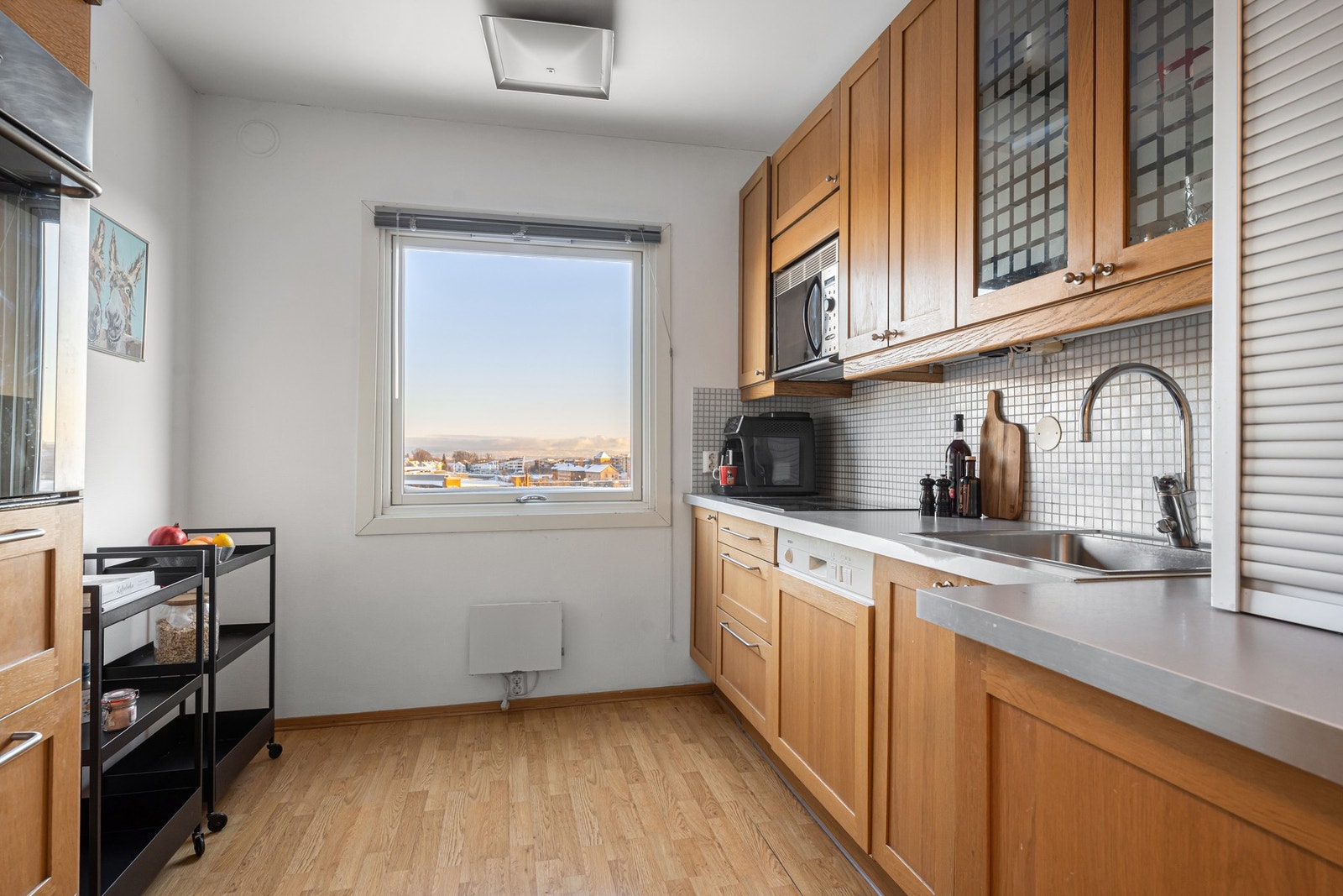 Kjøkkenet er lyst og funksjonelt med profilerte fronter som gir et rent og tidløst uttrykk. Galleribilde