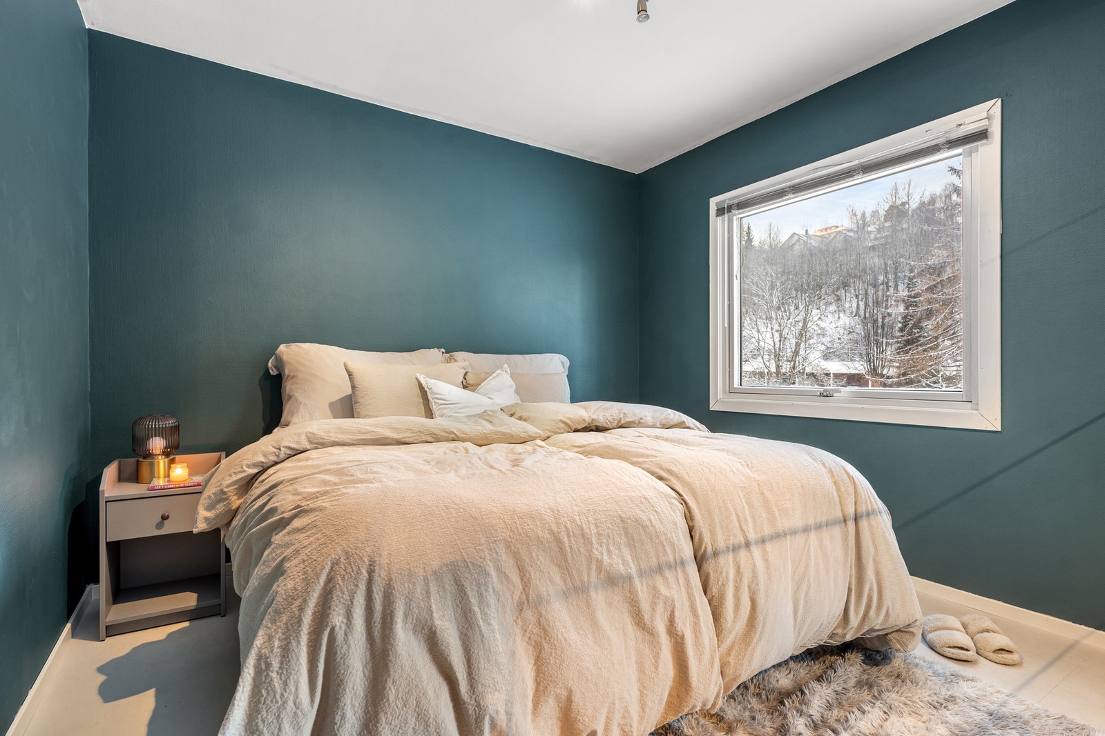 Det lyse og luftige hovedsoverommet har god plass til dobbeltseng og nattbord. Galleribilde