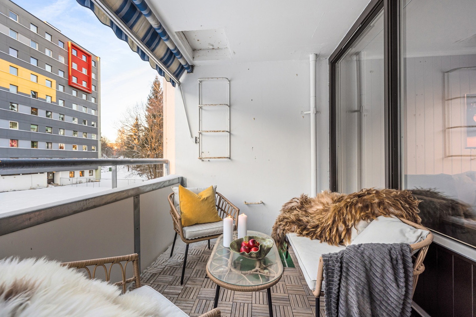 Her er det plass til både utemøbler og grill. Galleribilde