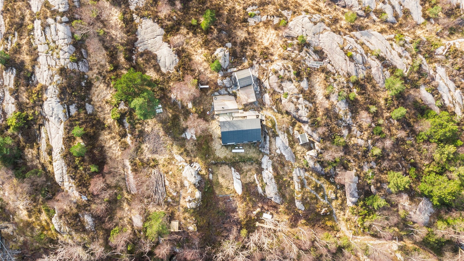 For kollektiv transport er nærmeste bussholdeplass en 3 minutters gange unna, hvor linje 495 tar deg fra Ramsøy til Bergen busstasjon, via Kleppestø terminal. Galleribilde