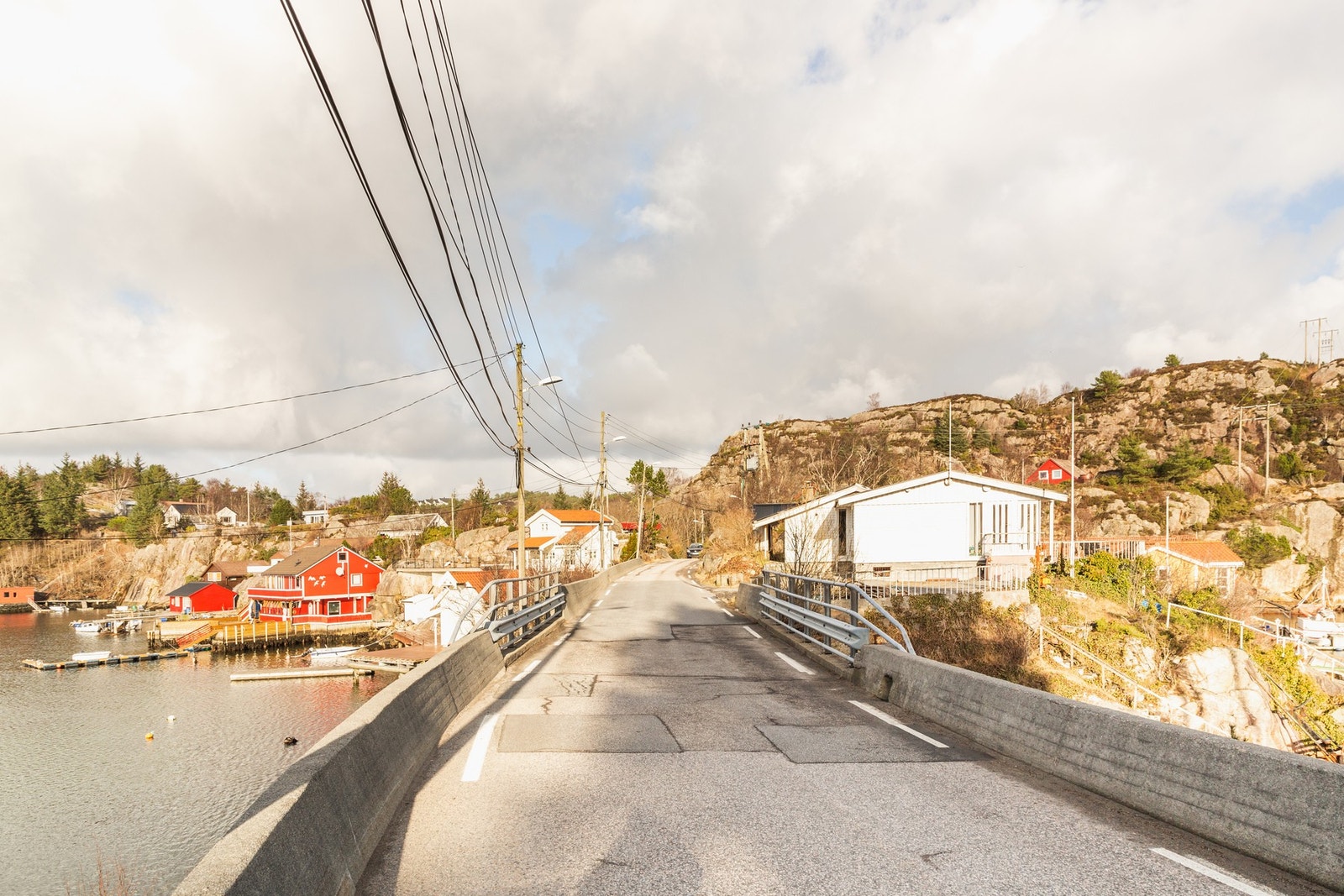 Hanøy er et flott område med en kort kjøretur til de flotte badestrendene i Kollevåg. Galleribilde