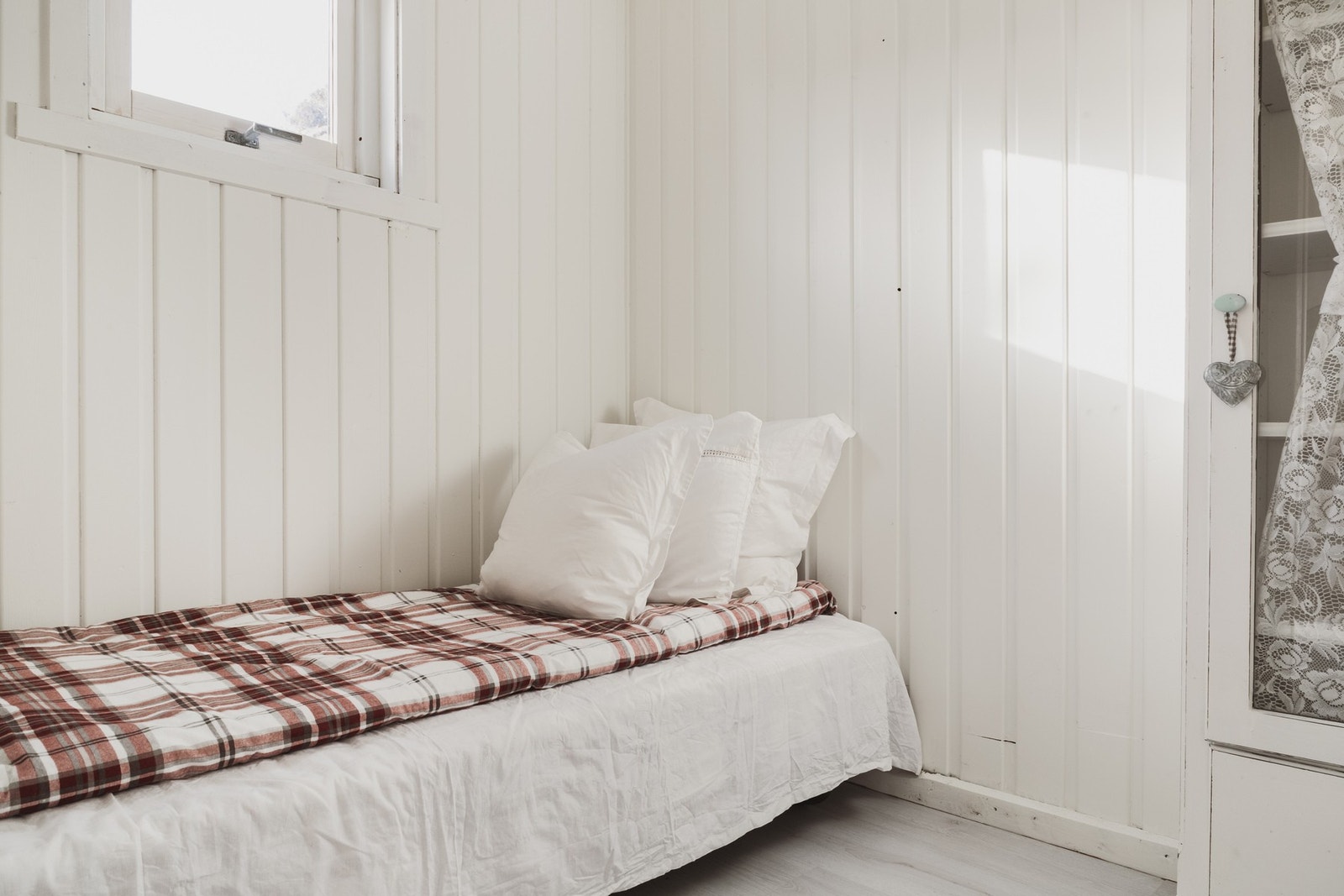 Hytten har to sovealkover som måles til 3,7 kvm. og 3,8 kvm. Galleribilde