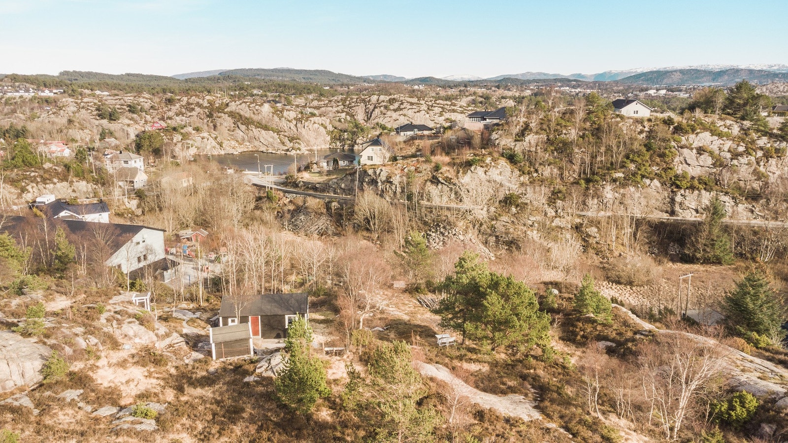 Nærmeste dagligvarebutikk er Joker på Hanøy, som ligger en 8 minutters gange unna. Galleribilde