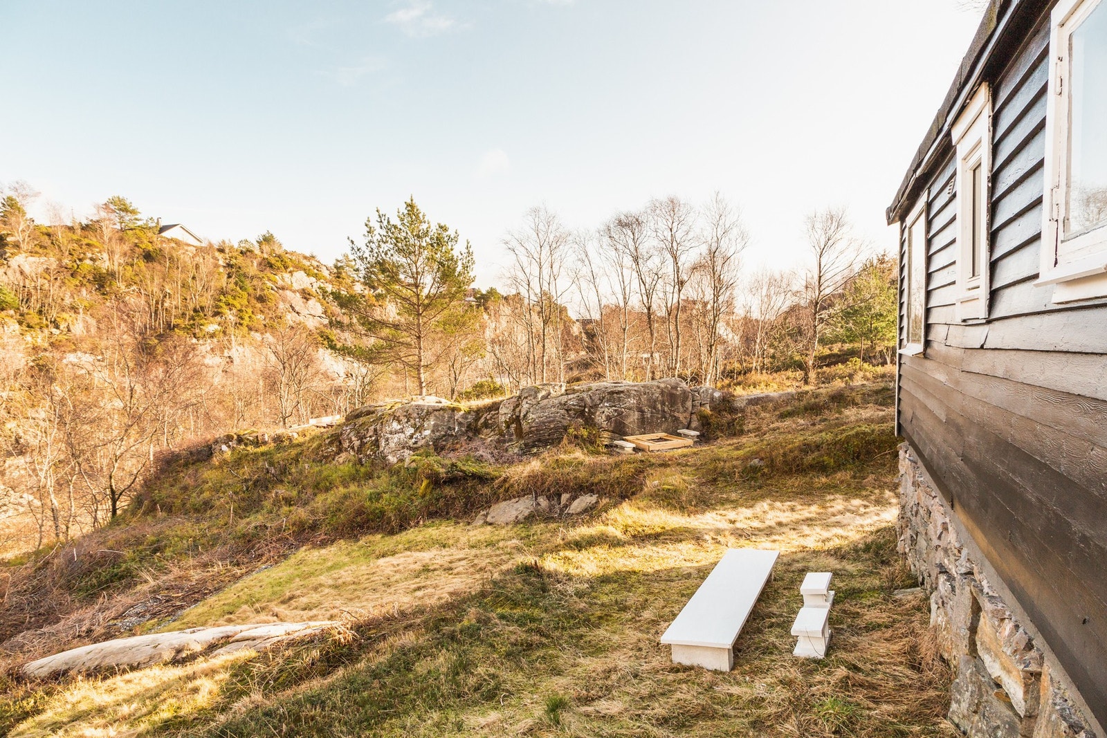 Det er innstallert vanntank som samler regnvann fra taket. Ved enkle tiltak kan dette vannet omgjøres til drikkevann. Konferer med megler for mer info. Galleribilde