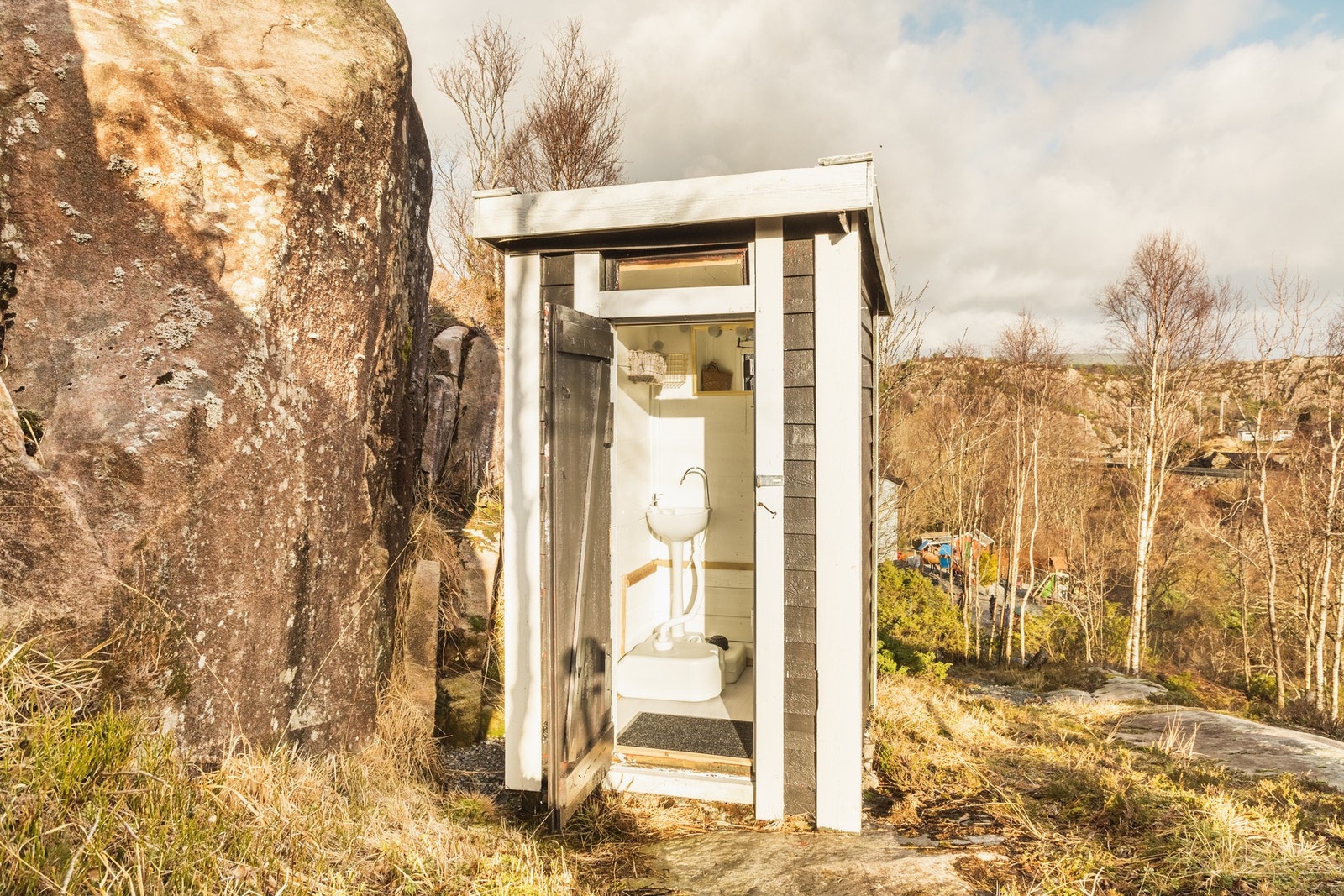 Kun en liten sti unna hytten finner du et nytt og ubrukt utetoalett / vask. Galleribilde