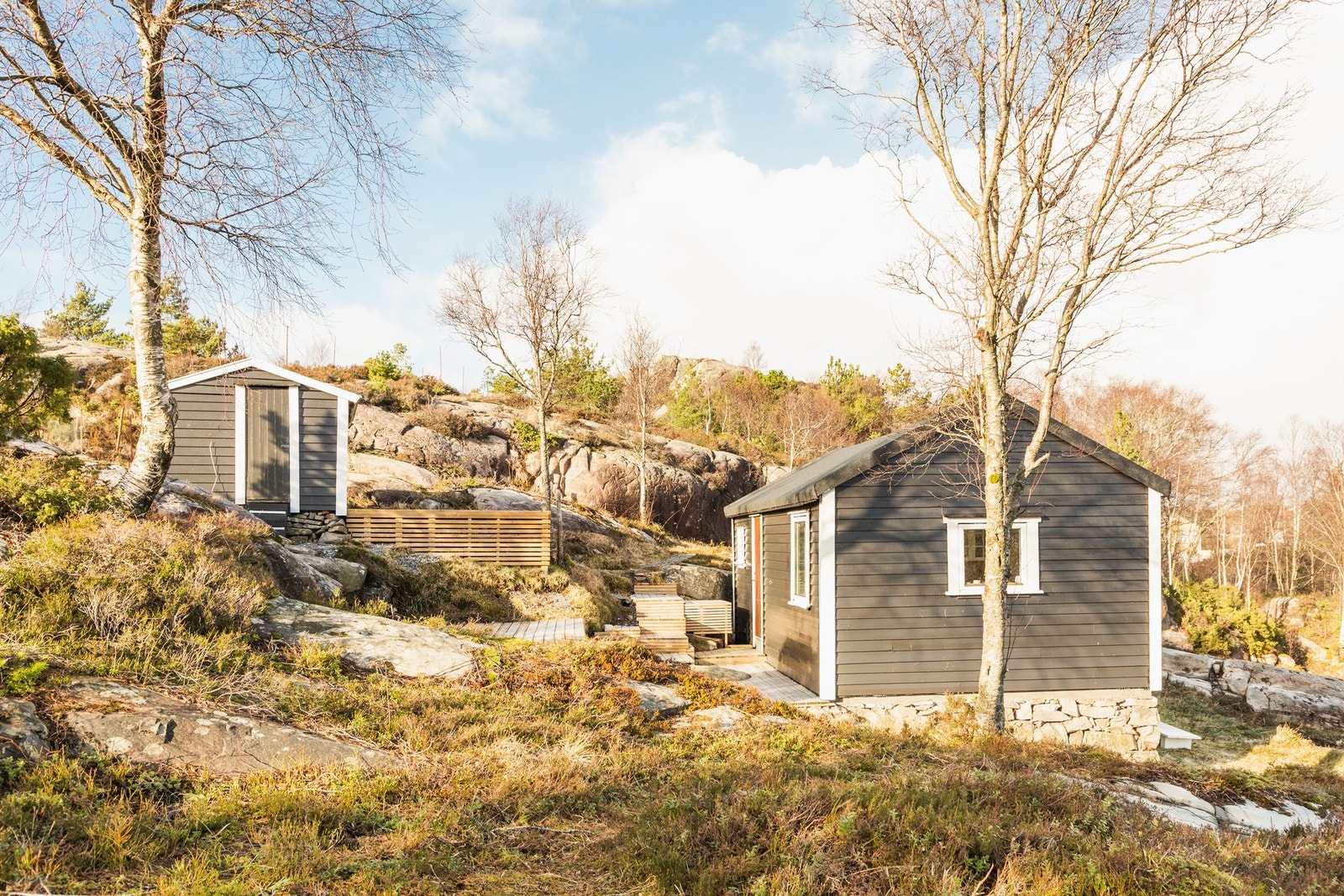 Hytten har flere fine uteplasser på vestsiden, og har dermed gode solforhold. Galleribilde