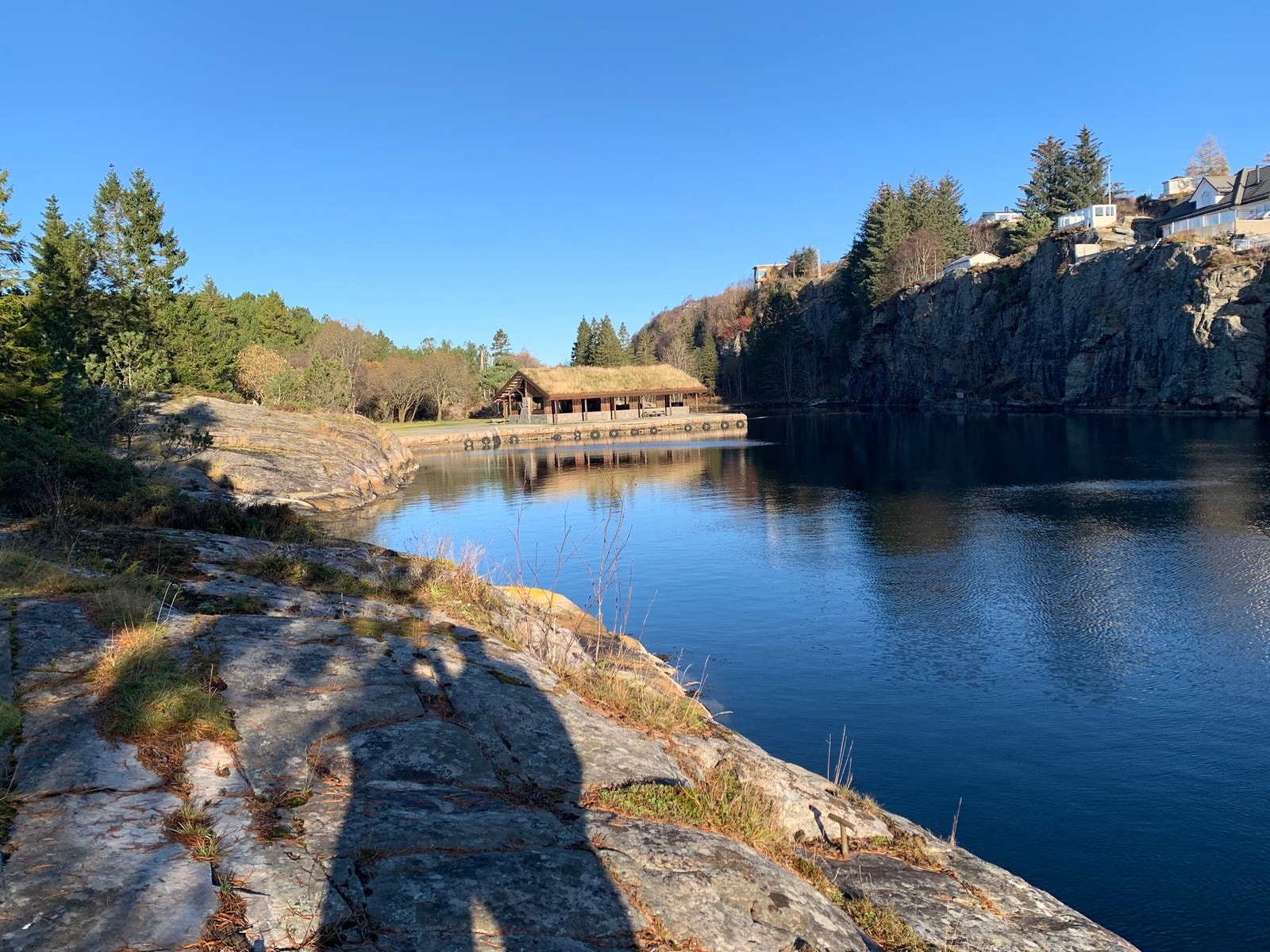 Nyt solskinnsdagene i vakre Kollevågen! Bilde mot grillhytten som kan benyttes til hyggelig samlinger med venner og familie. Galleribilde